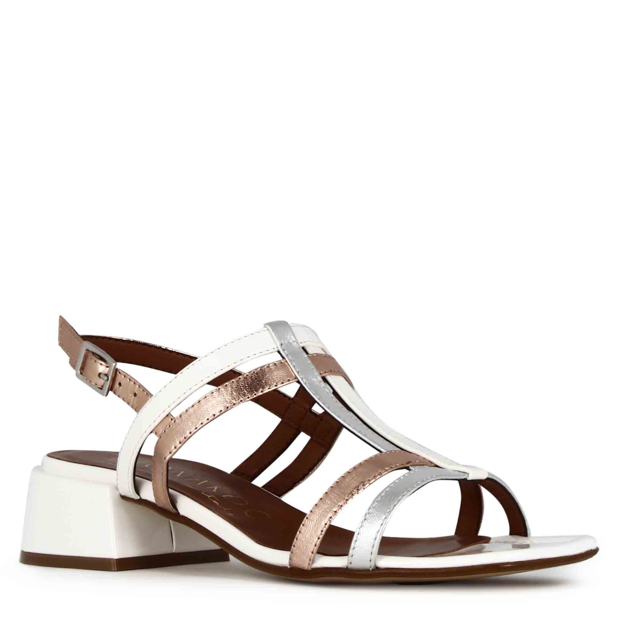 Sandalo da donna con fasce in pelle verniciata colore bianco e argento