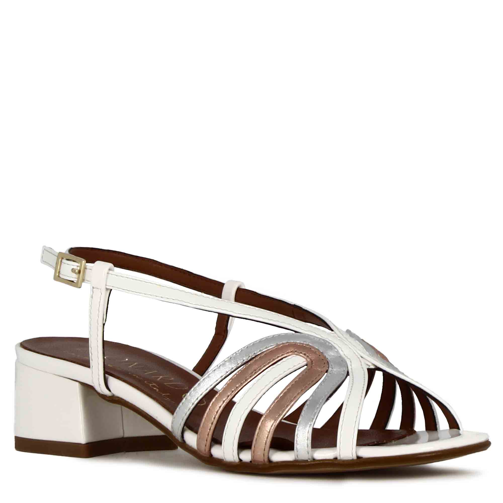 Sandalo bianco da donna con fasce in pelle laminata rame e argento