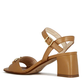 Women's sandal in brown leather with handmade clamp