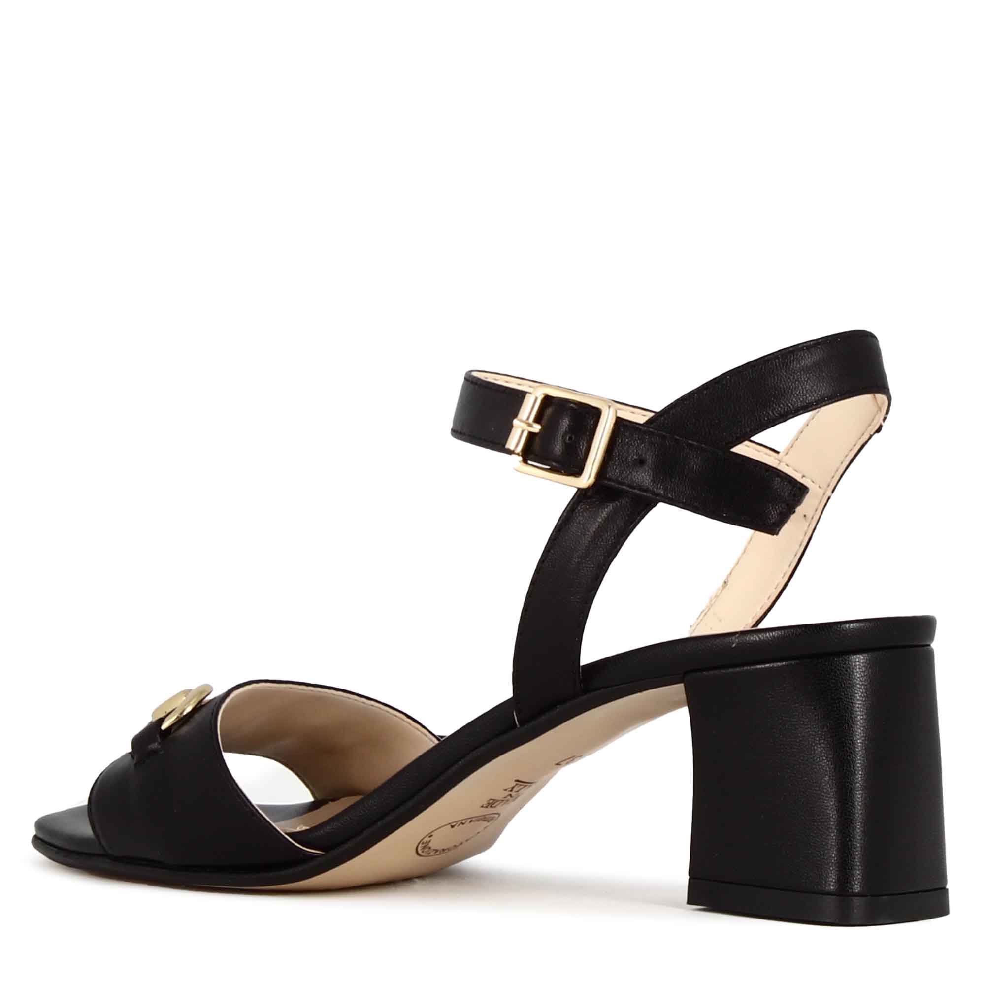 Sandale pour femme en cuir noir avec pince faite main