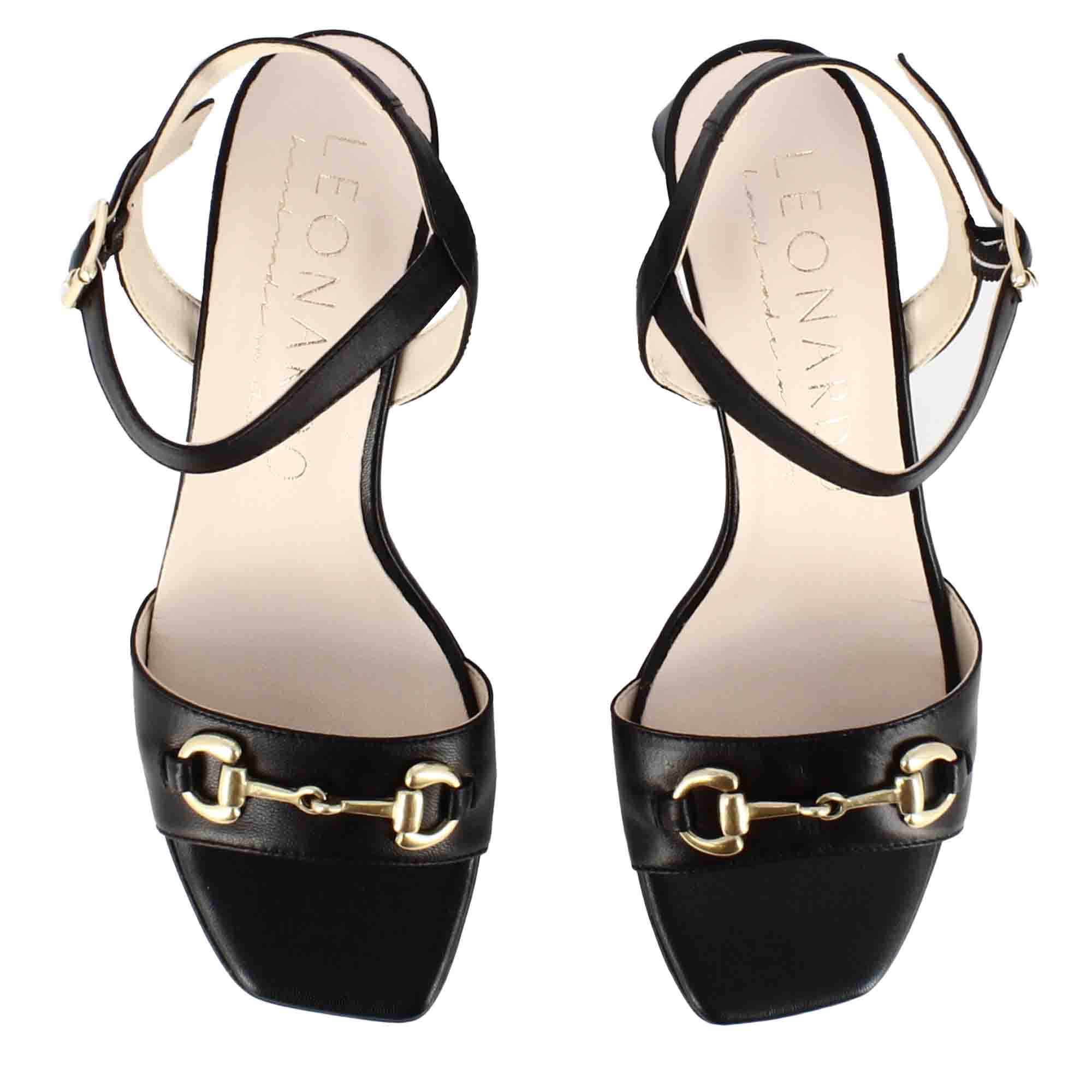 Sandale pour femme en cuir noir avec pince faite main
