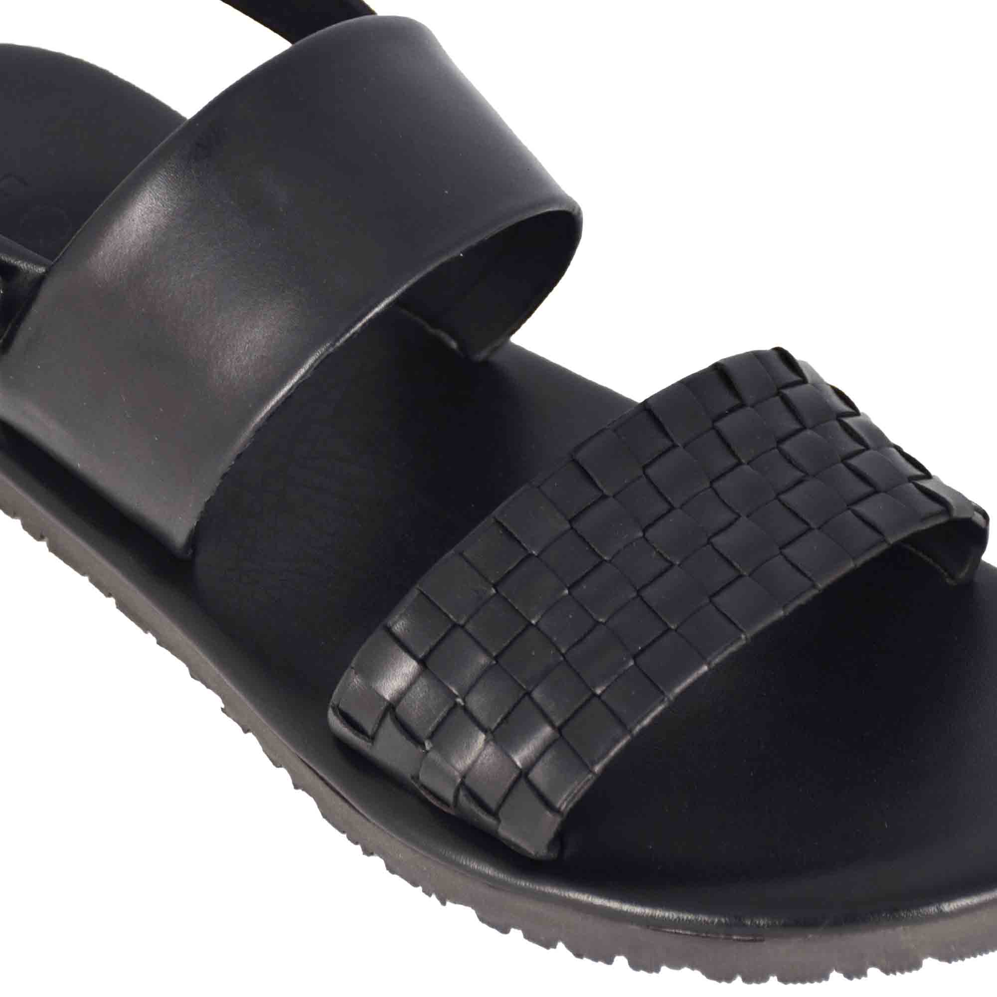 Herrensandale mit schnalle aus schwarzem gewebtem leder