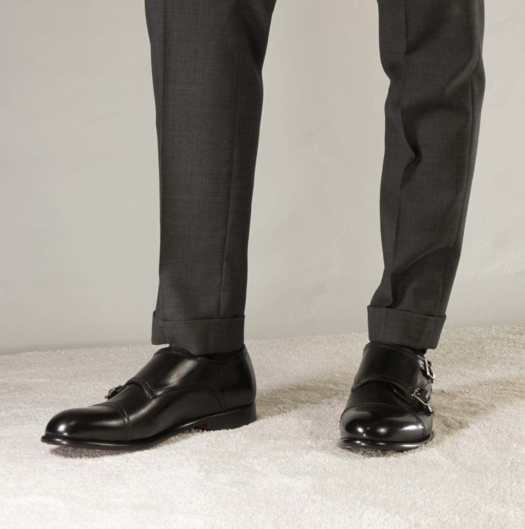 Scarpa con doppia fibbia da uomo in camoscio colore nero
