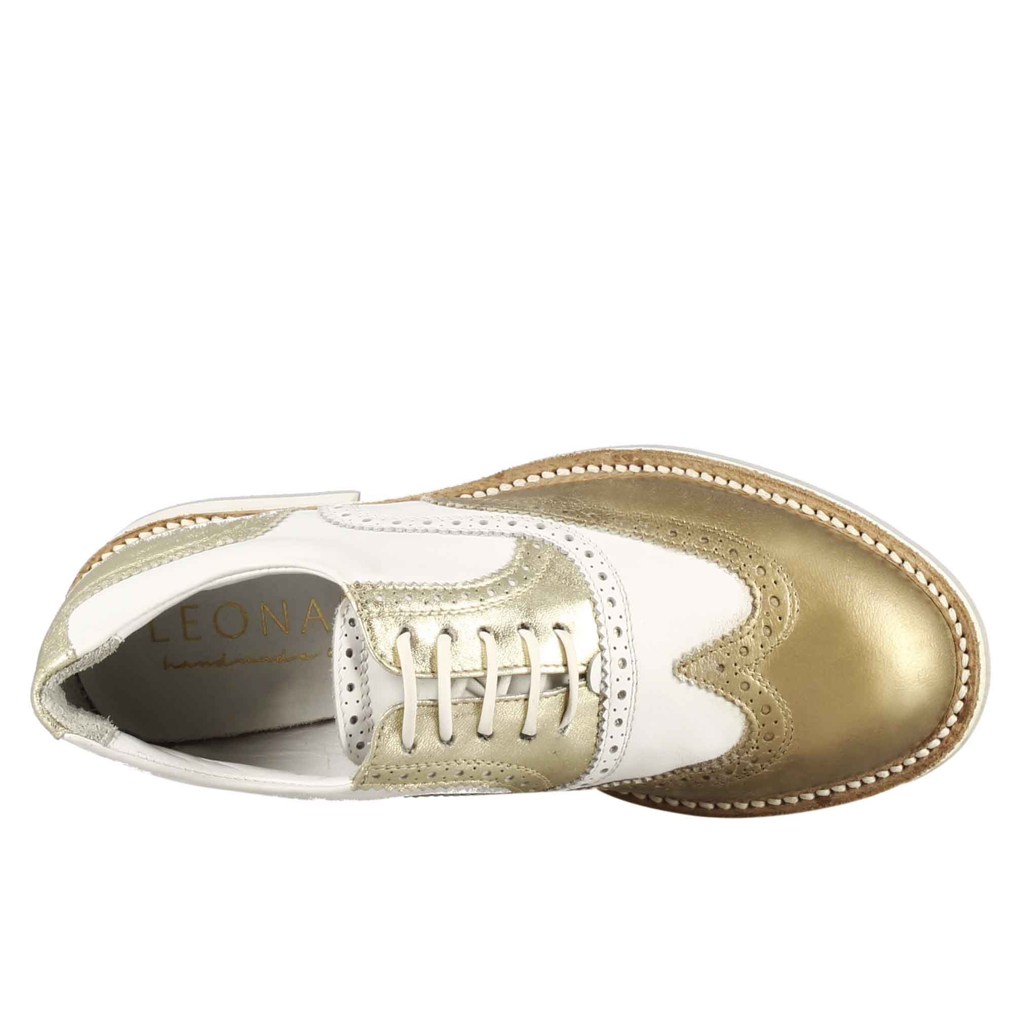Chaussures de golf pour femmes fabriquées à la main en cuir blanc avec détails dorés