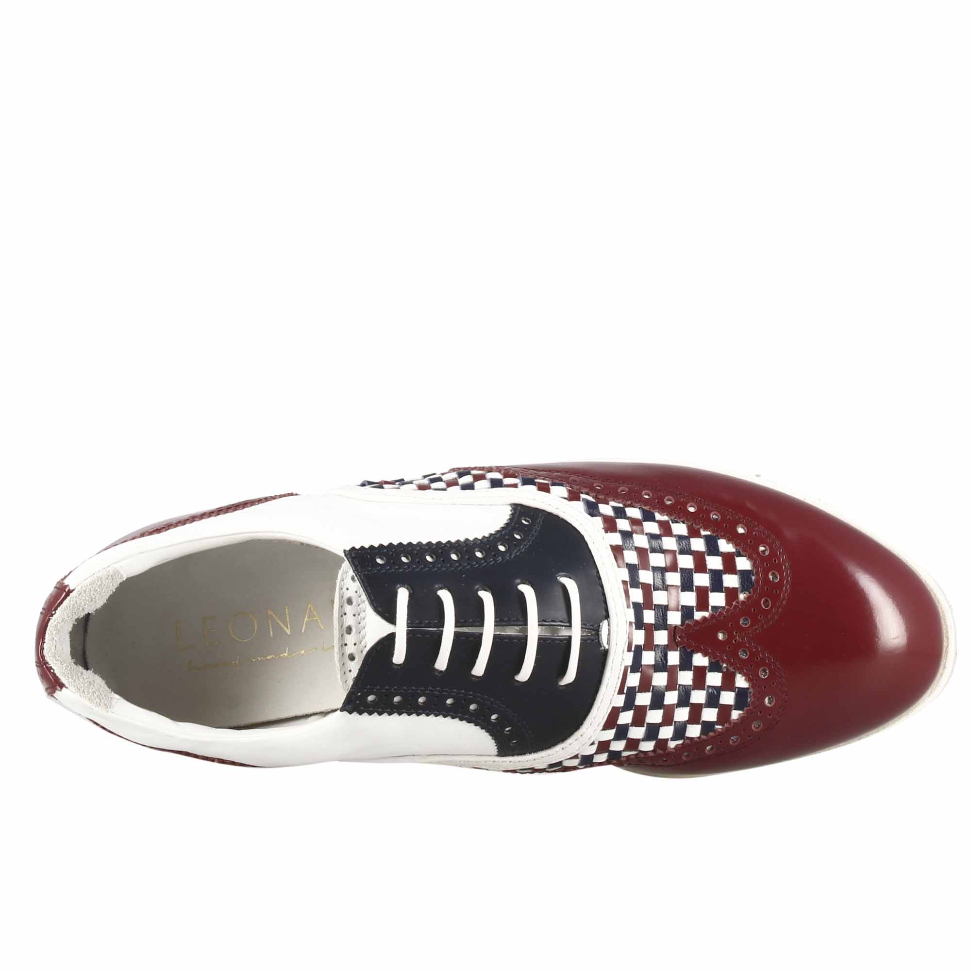Chaussures de golf pour femme fabriquées à la main en cuir blanc avec détails bleus et bordeaux