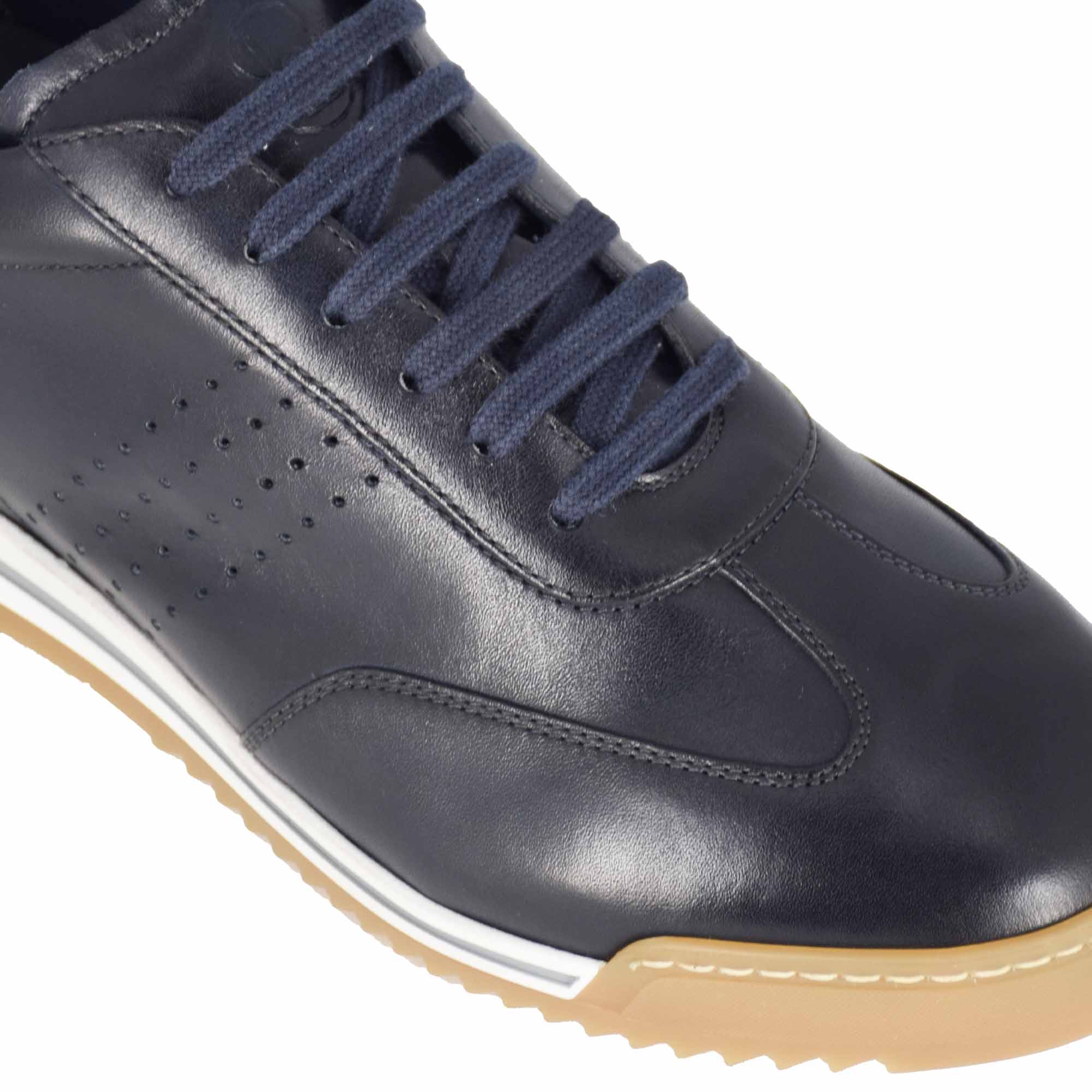 Lässiger blauer ledertrainer für männer