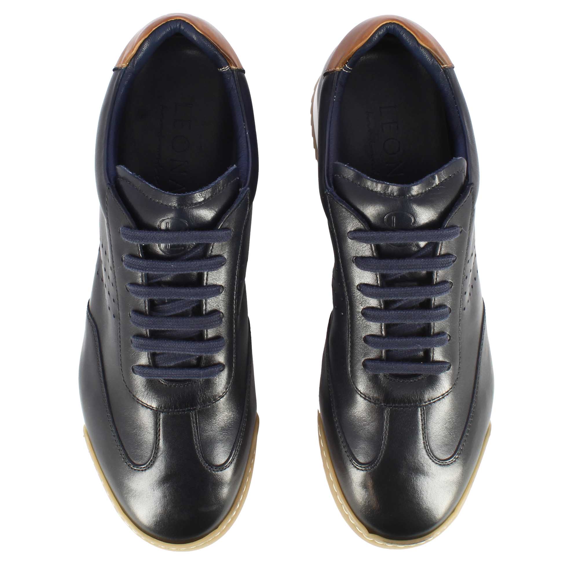Lässiger blauer ledertrainer für männer