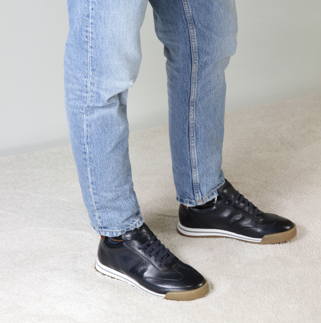 Men's casual sneaker in blue leather