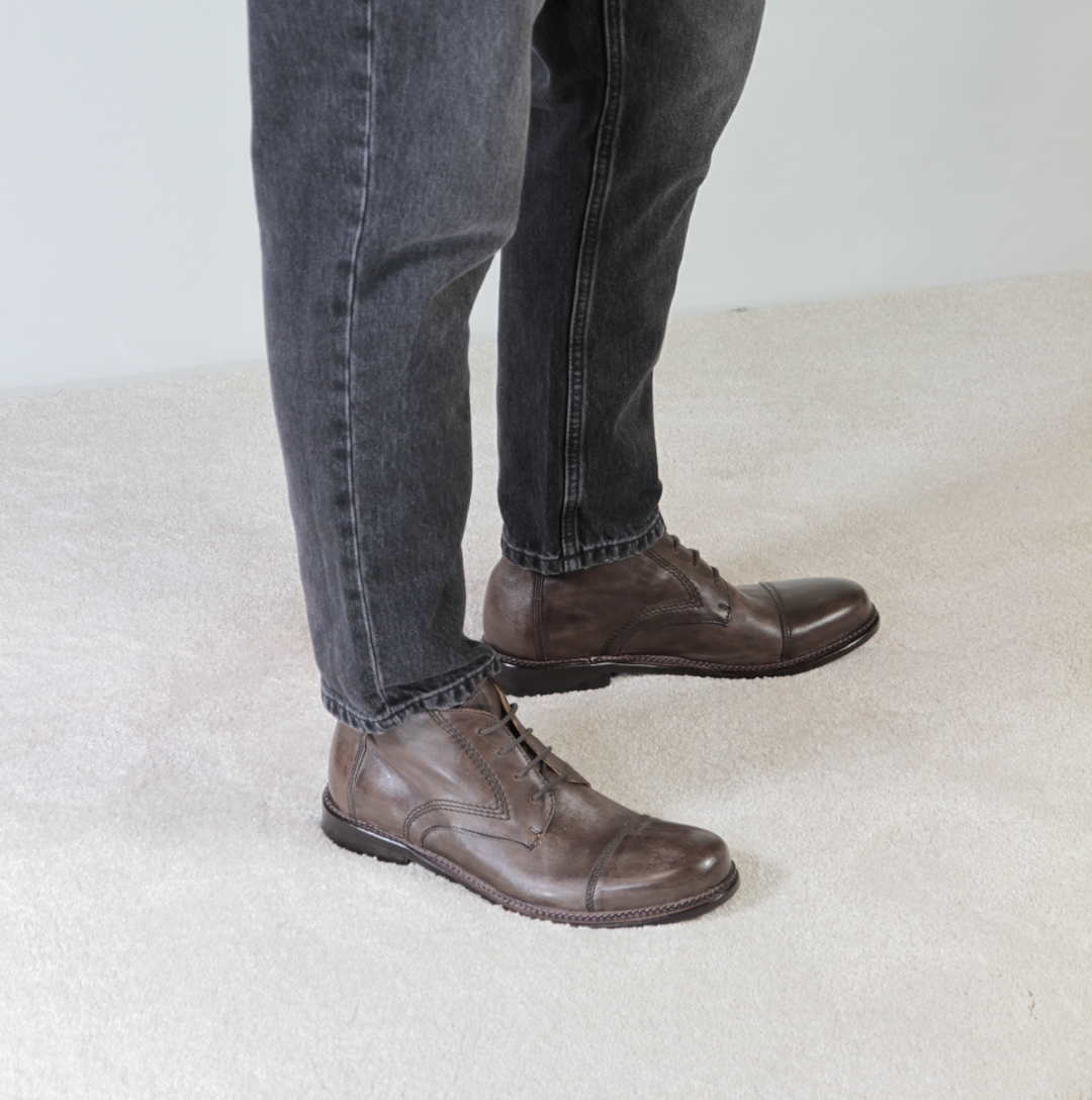 Herren-Schnürstiefel aus dunkelbraunem leder