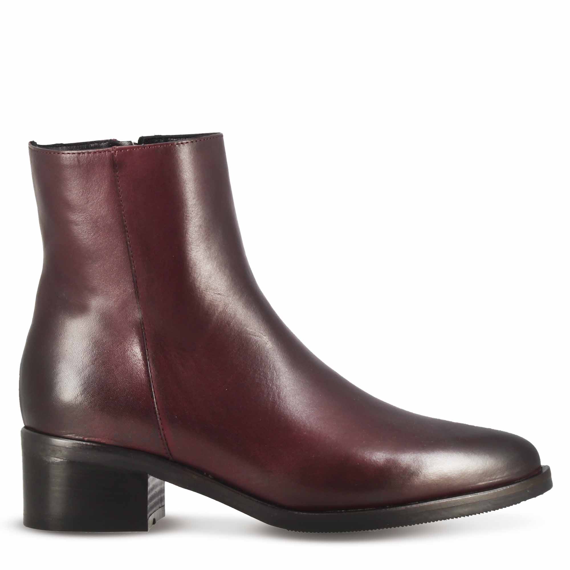 Stivaletto a punta da donna, in pelle colore bordeaux fatto a mano