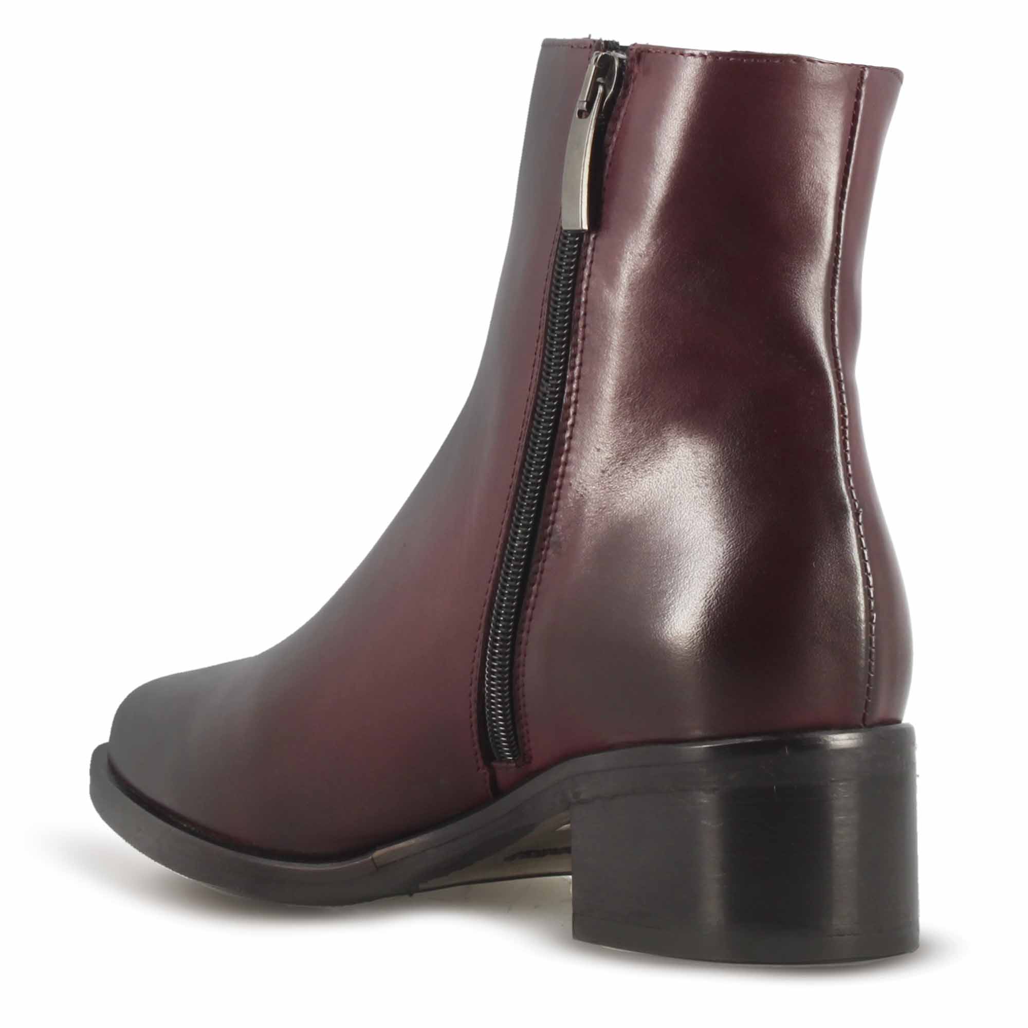 Stivaletto a punta da donna, in pelle colore bordeaux fatto a mano