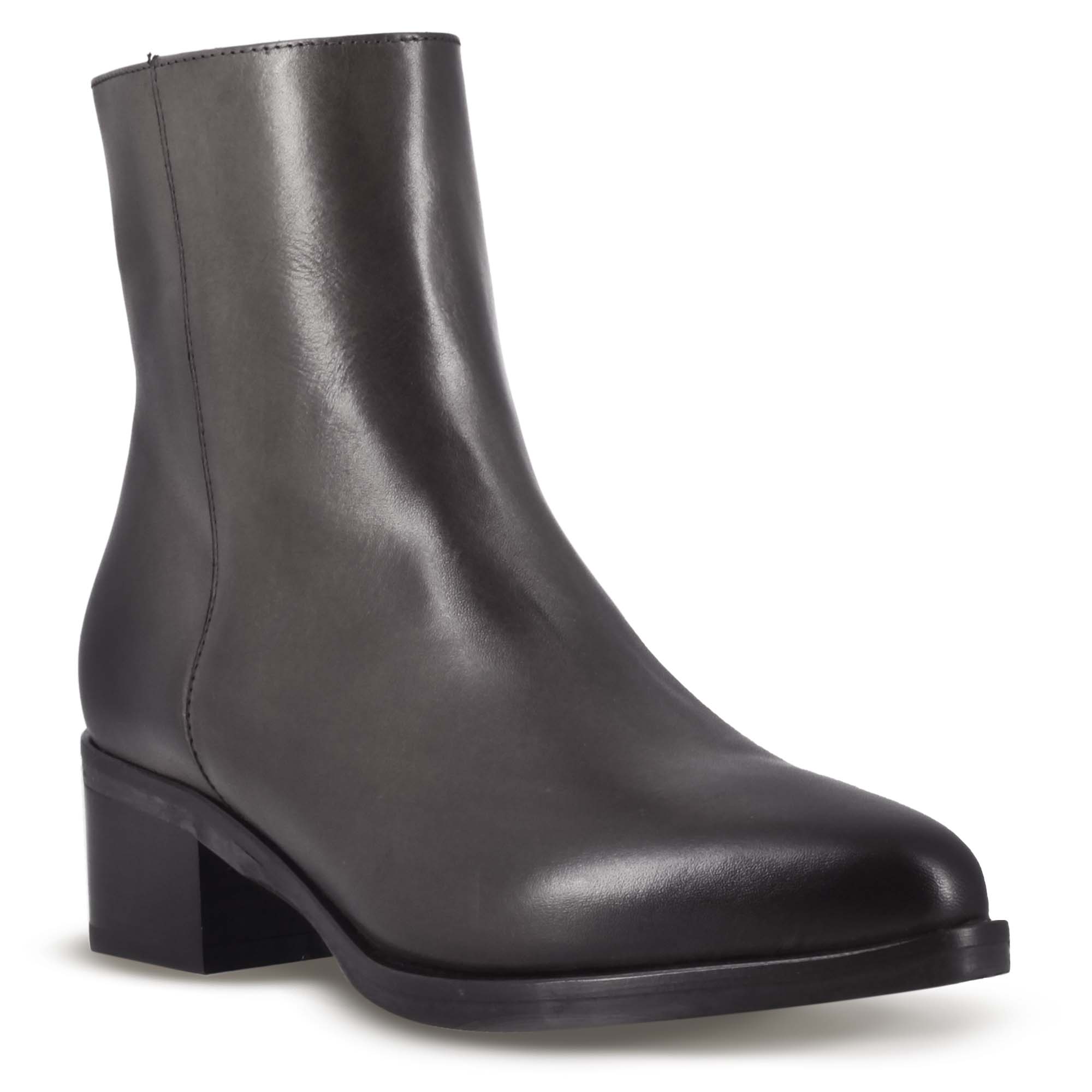 Stivaletto a punta da donna, in pelle colore nero fatto a mano