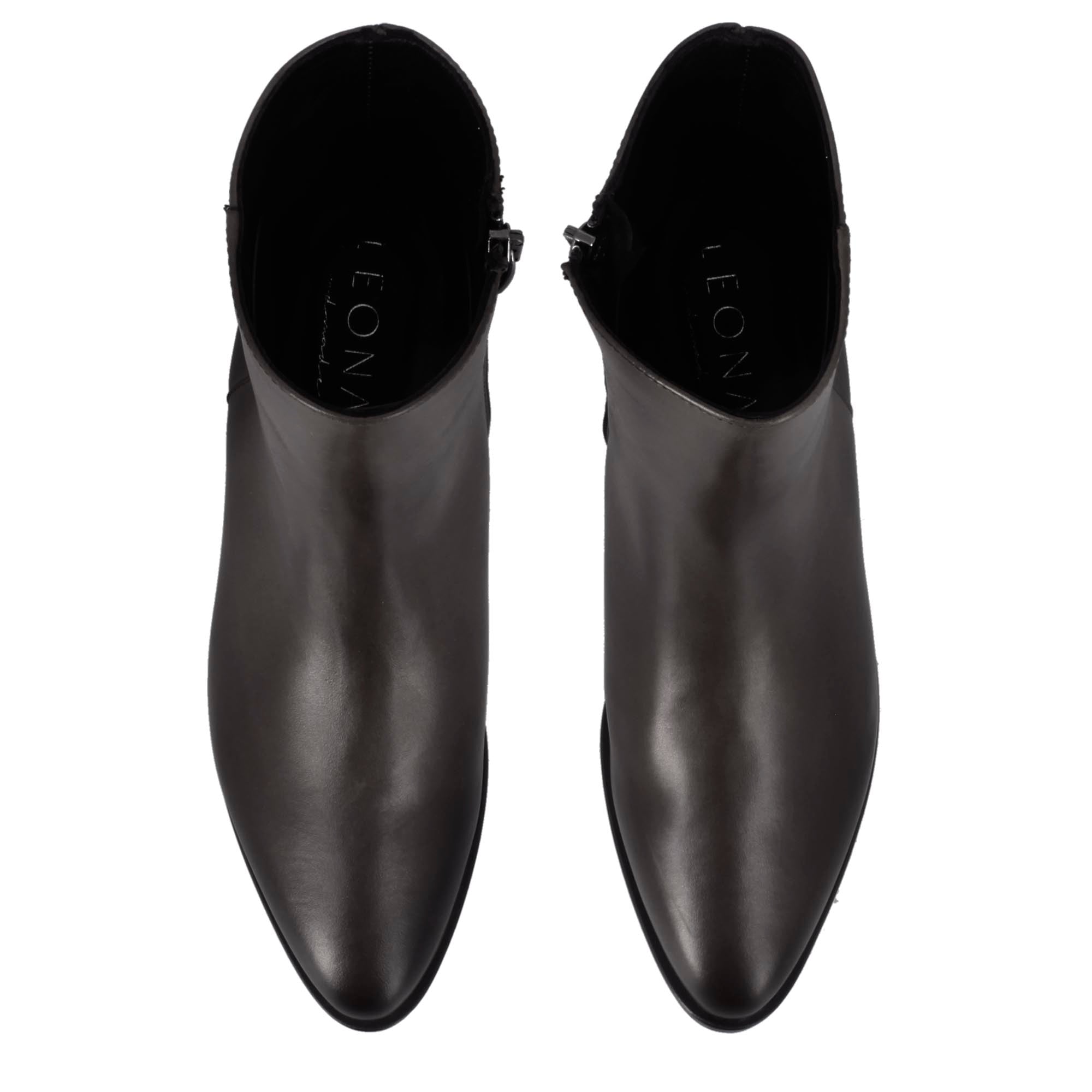 Stivaletto a punta da donna, in pelle colore nero fatto a mano