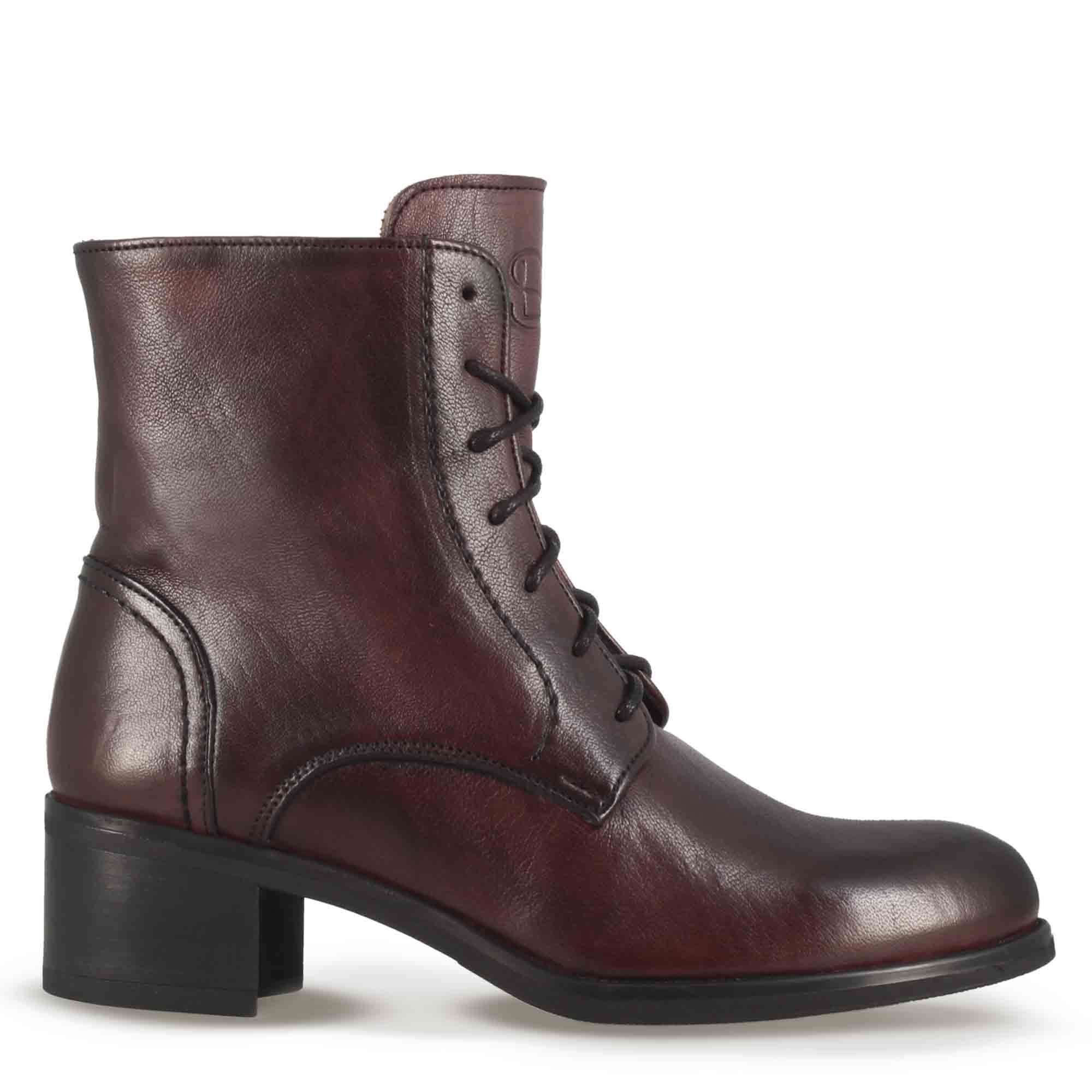 Stivaletto anfibio altezza sopra la caviglia da donna in vera pelle colore bordeaux