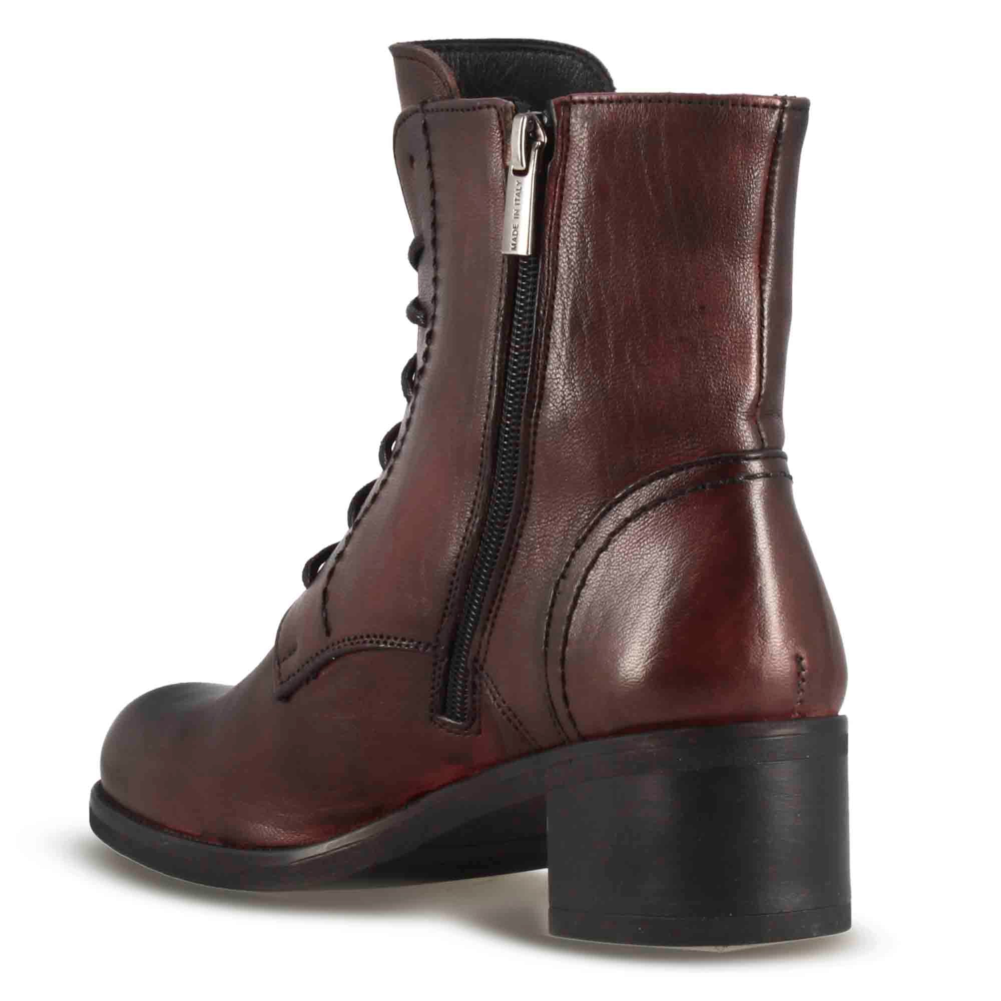 Stivaletto anfibio altezza sopra la caviglia da donna in vera pelle colore bordeaux