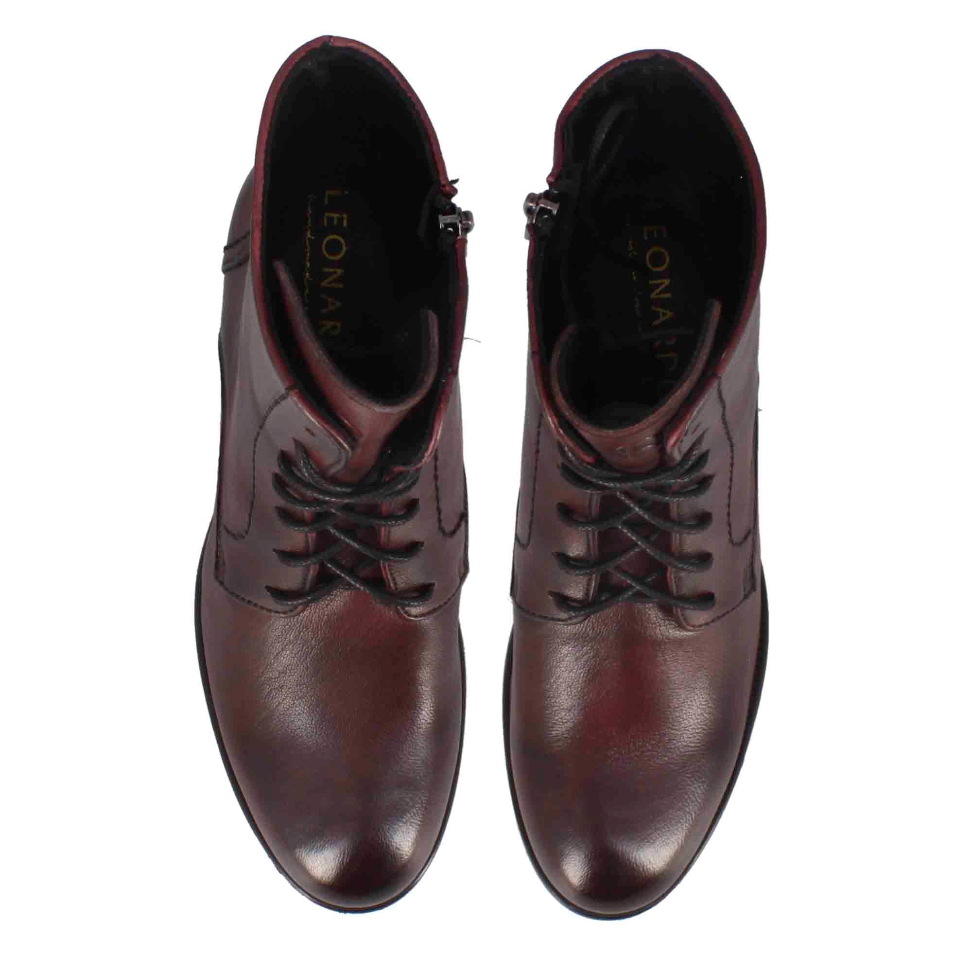 Stivaletto anfibio altezza sopra la caviglia da donna in vera pelle colore bordeaux
