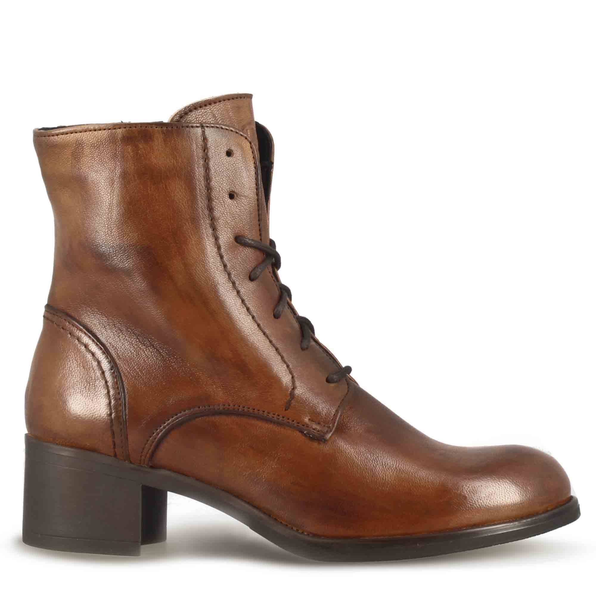 Stivaletto anfibio altezza sopra la caviglia da donna in vera pelle colore marrone
