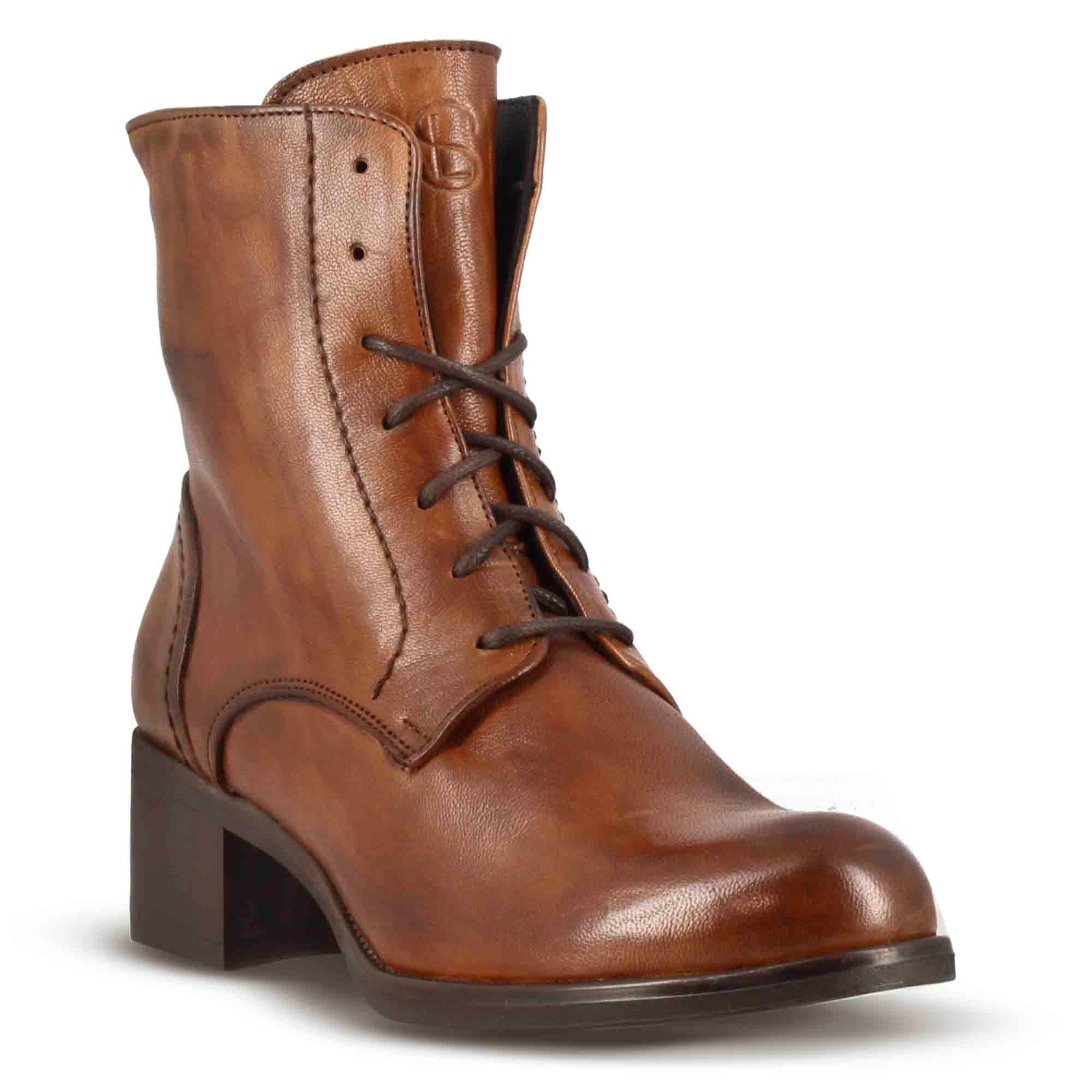 Stivaletto anfibio altezza sopra la caviglia da donna in vera pelle colore marrone
