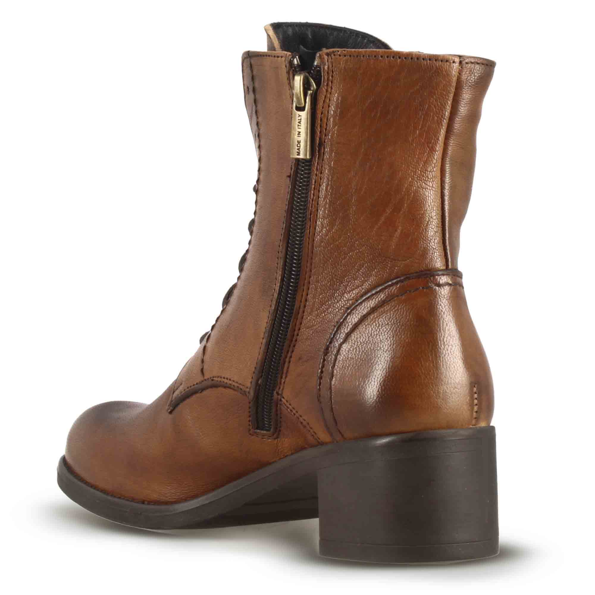 Stivaletto anfibio altezza sopra la caviglia da donna in vera pelle colore marrone