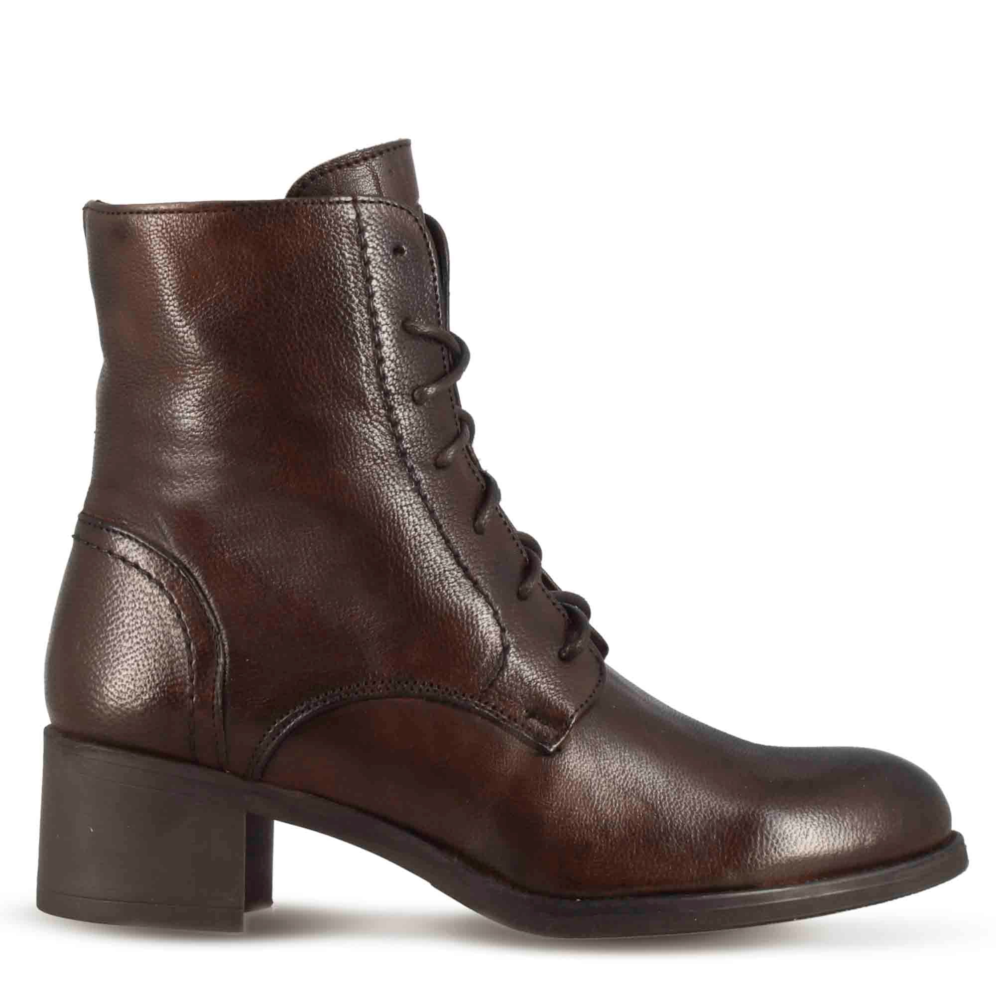 Stivaletto anfibio altezza sopra la caviglia da donna in vera pelle colore marrone scuro