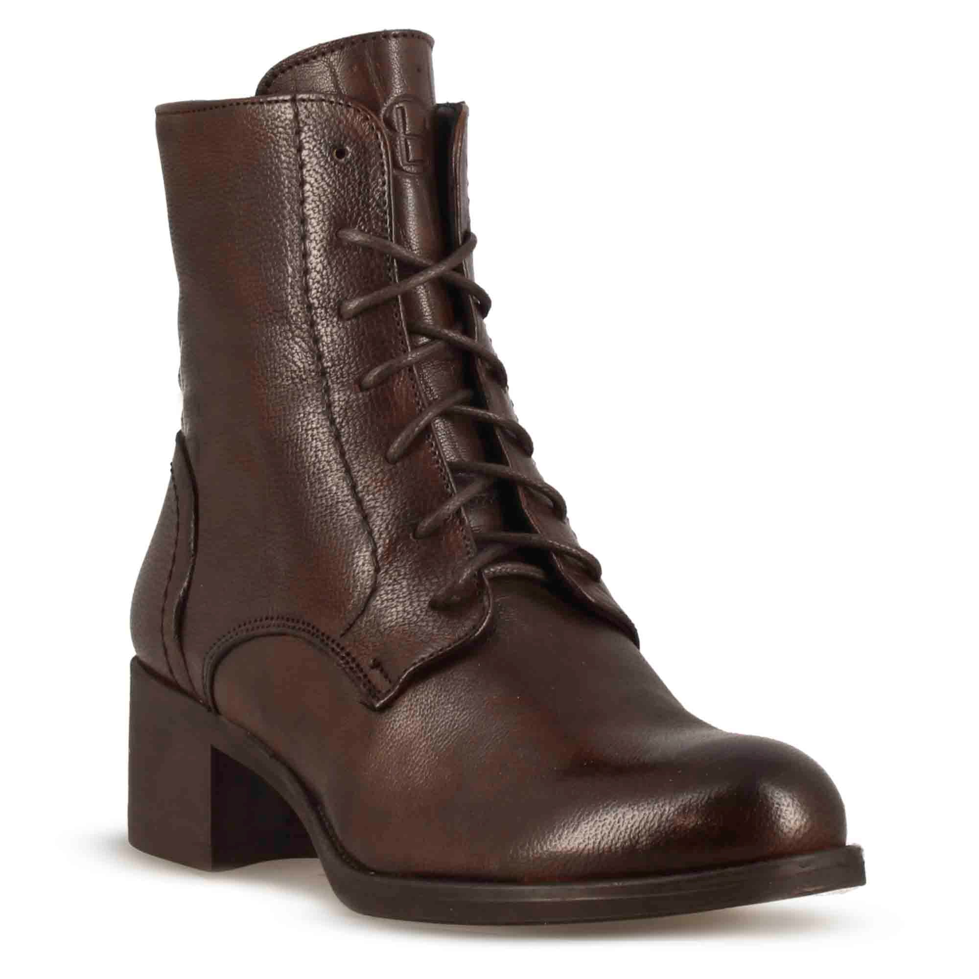 Stivaletto anfibio altezza sopra la caviglia da donna in vera pelle colore marrone scuro
