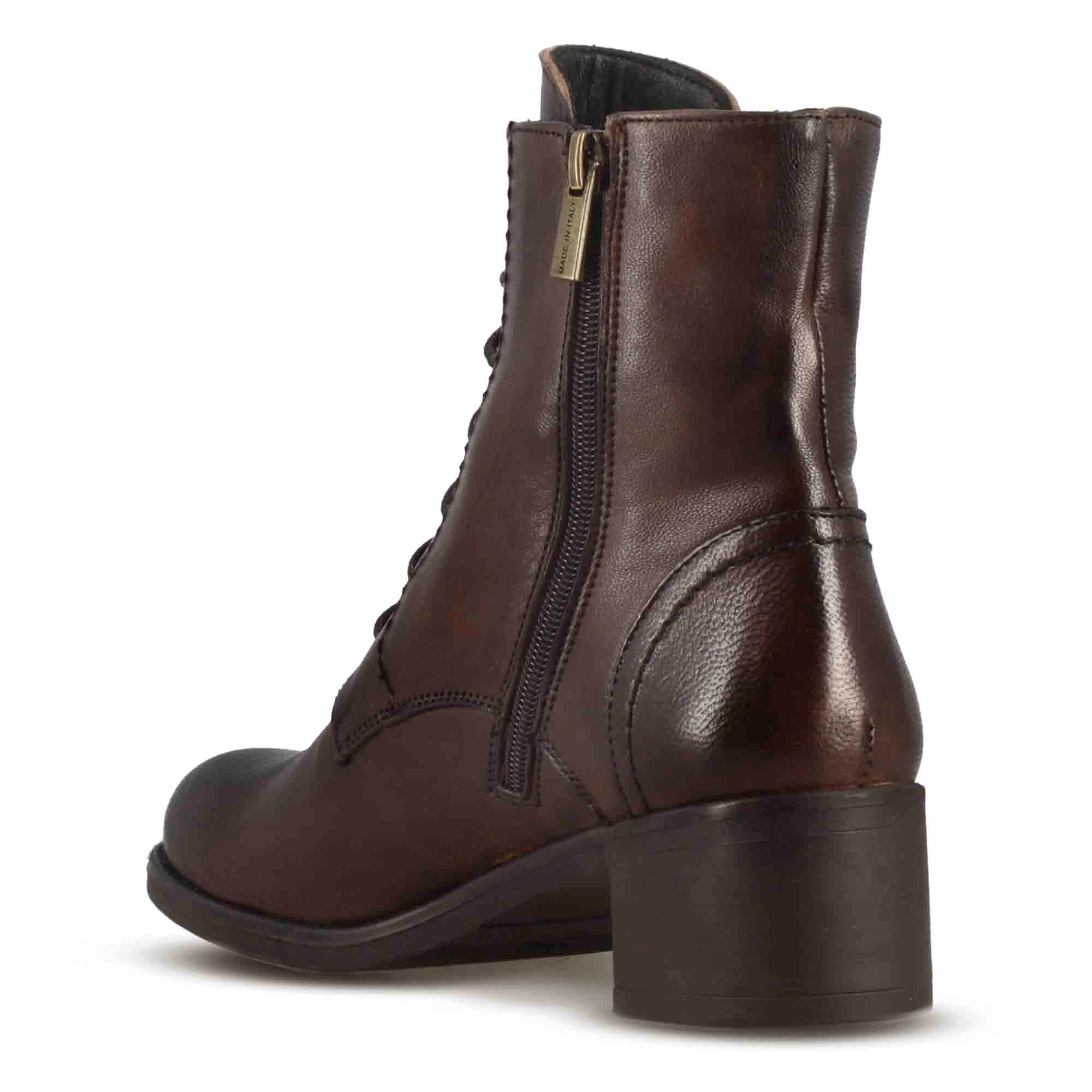 Stivaletto anfibio altezza sopra la caviglia da donna in vera pelle colore marrone scuro