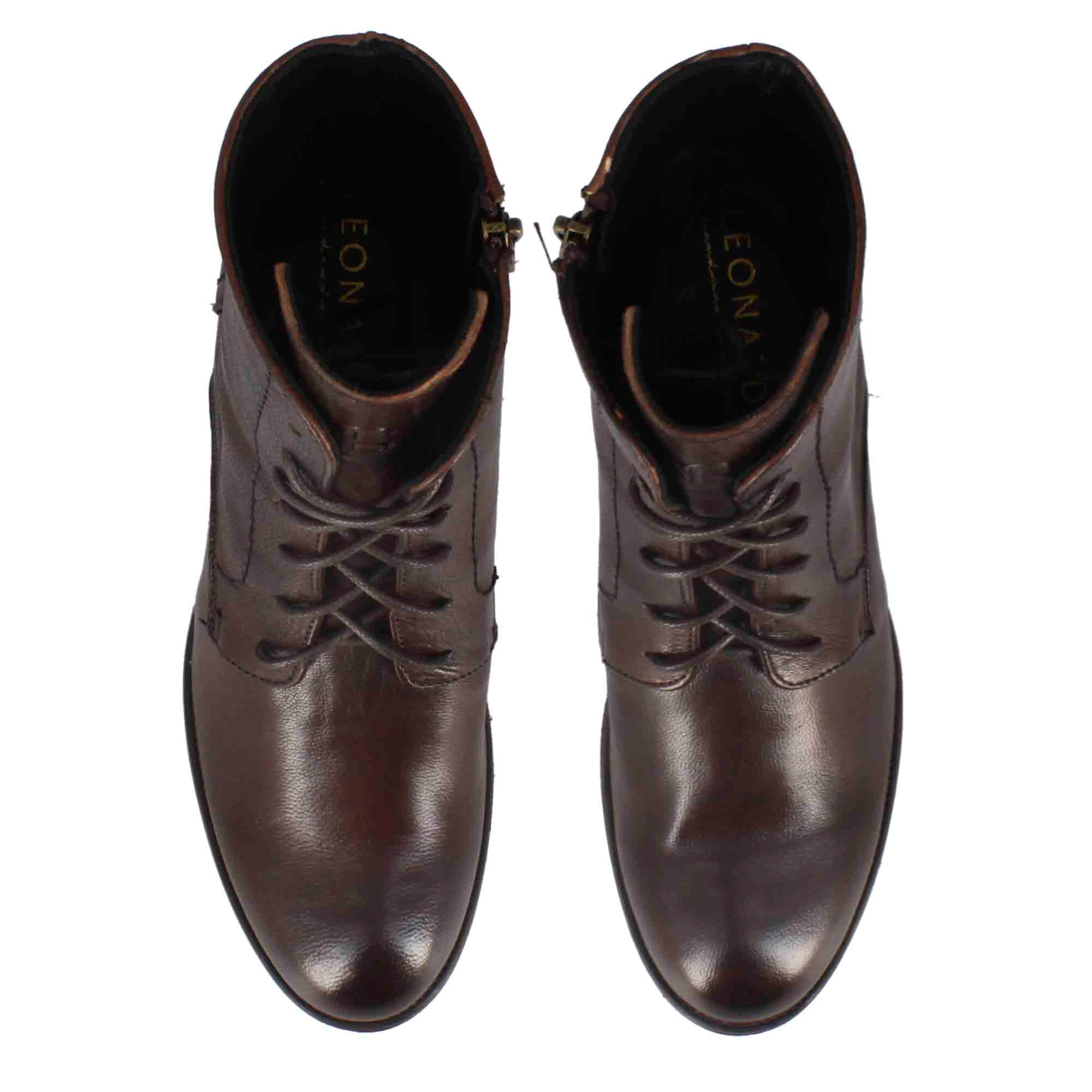 Stivaletto anfibio altezza sopra la caviglia da donna in vera pelle colore marrone scuro