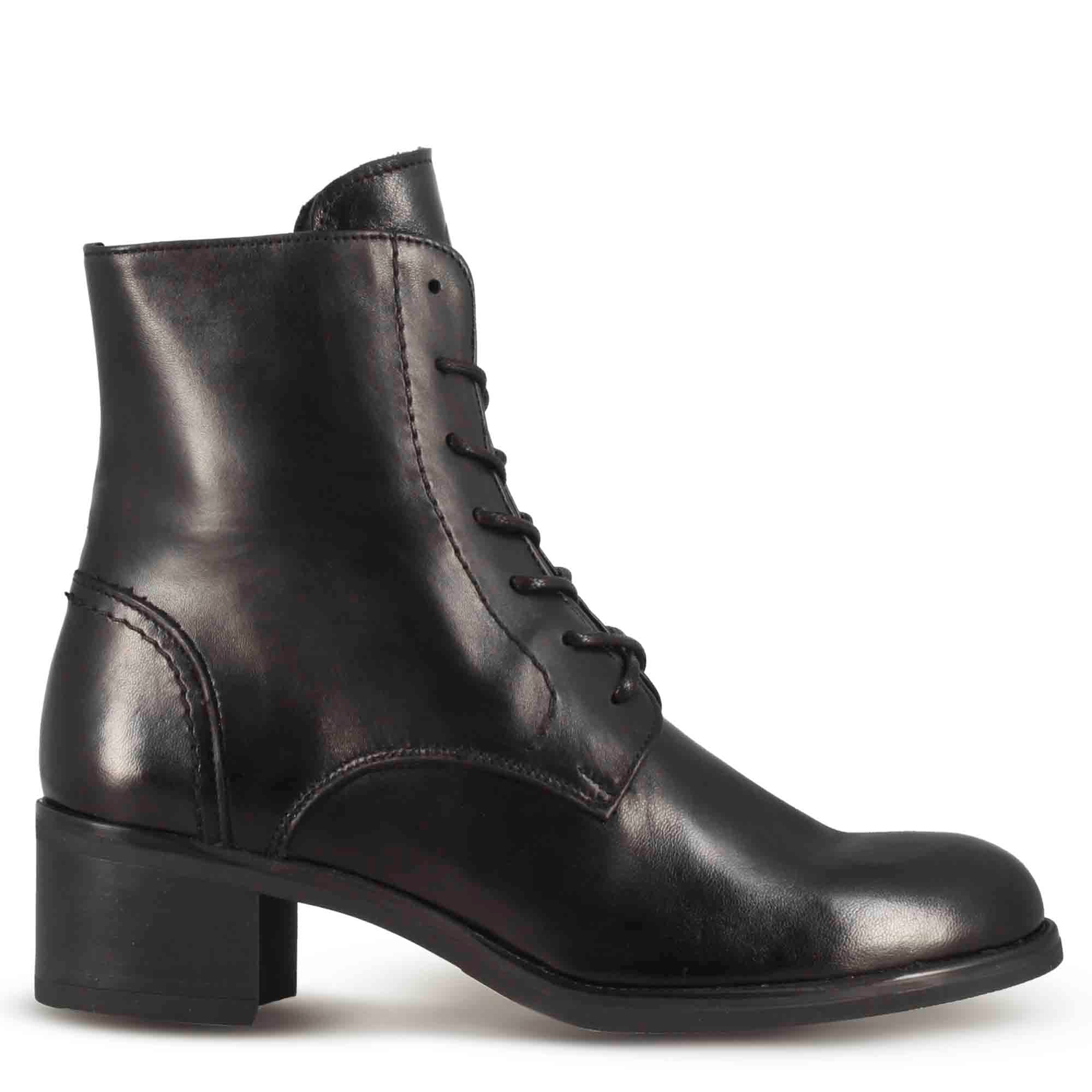 Stivaletto anfibio altezza sopra la caviglia da donna in vera pelle colore nero