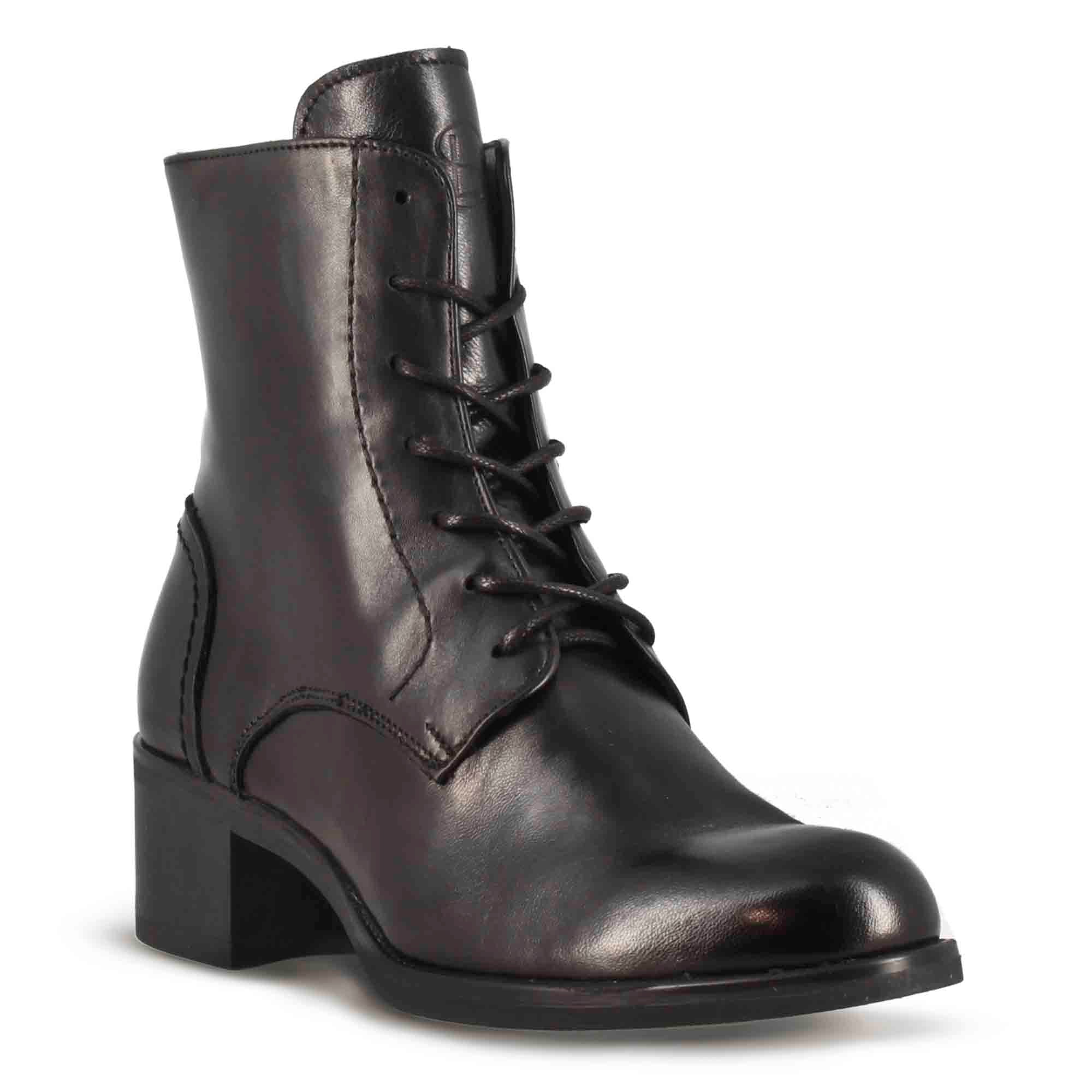 Stivaletto anfibio altezza sopra la caviglia da donna in vera pelle colore nero