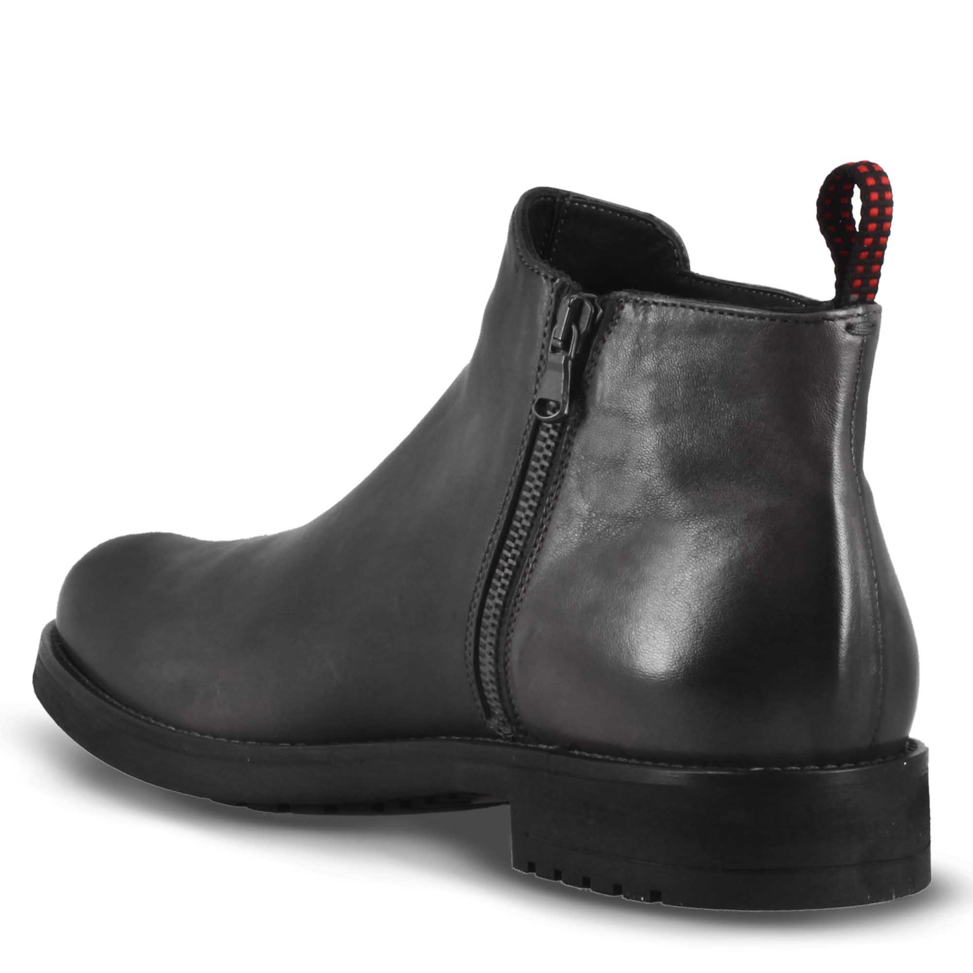Men's ankle boot in black leather and rubber sole