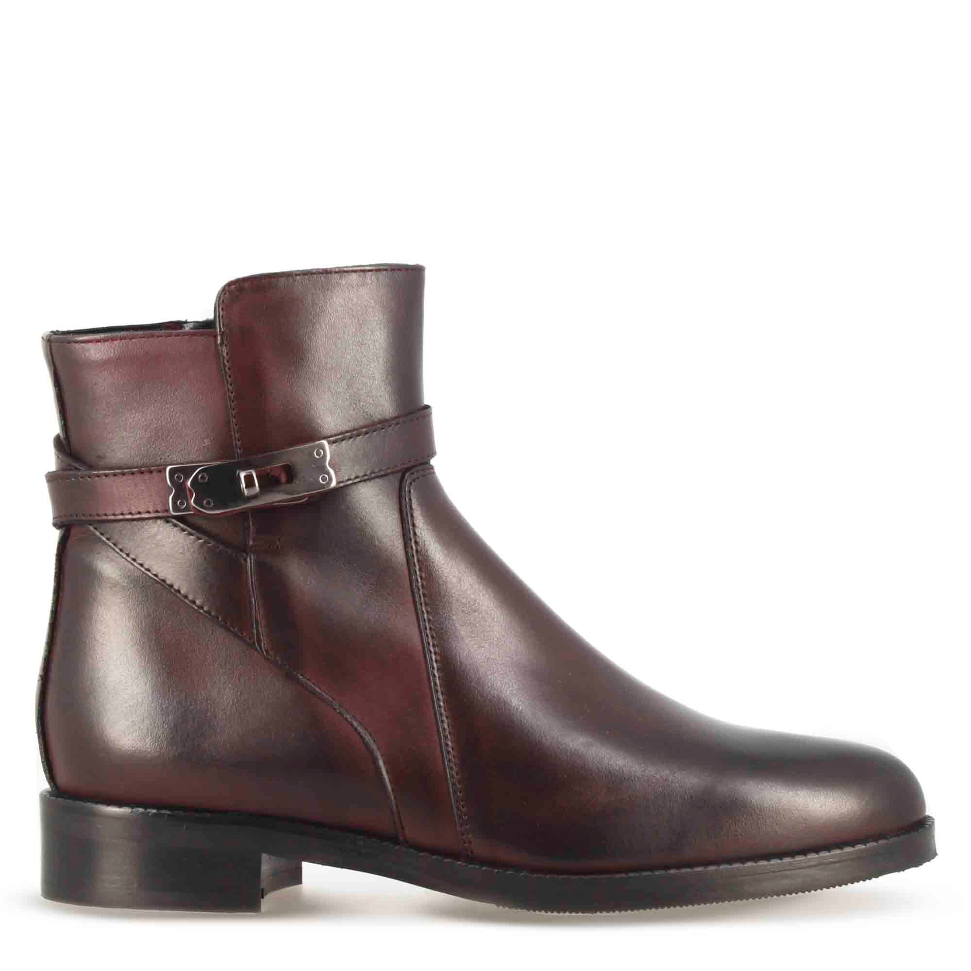 Stivaletto da donna in pelle colore bordeaux con fibbia decorativa alla caviglia