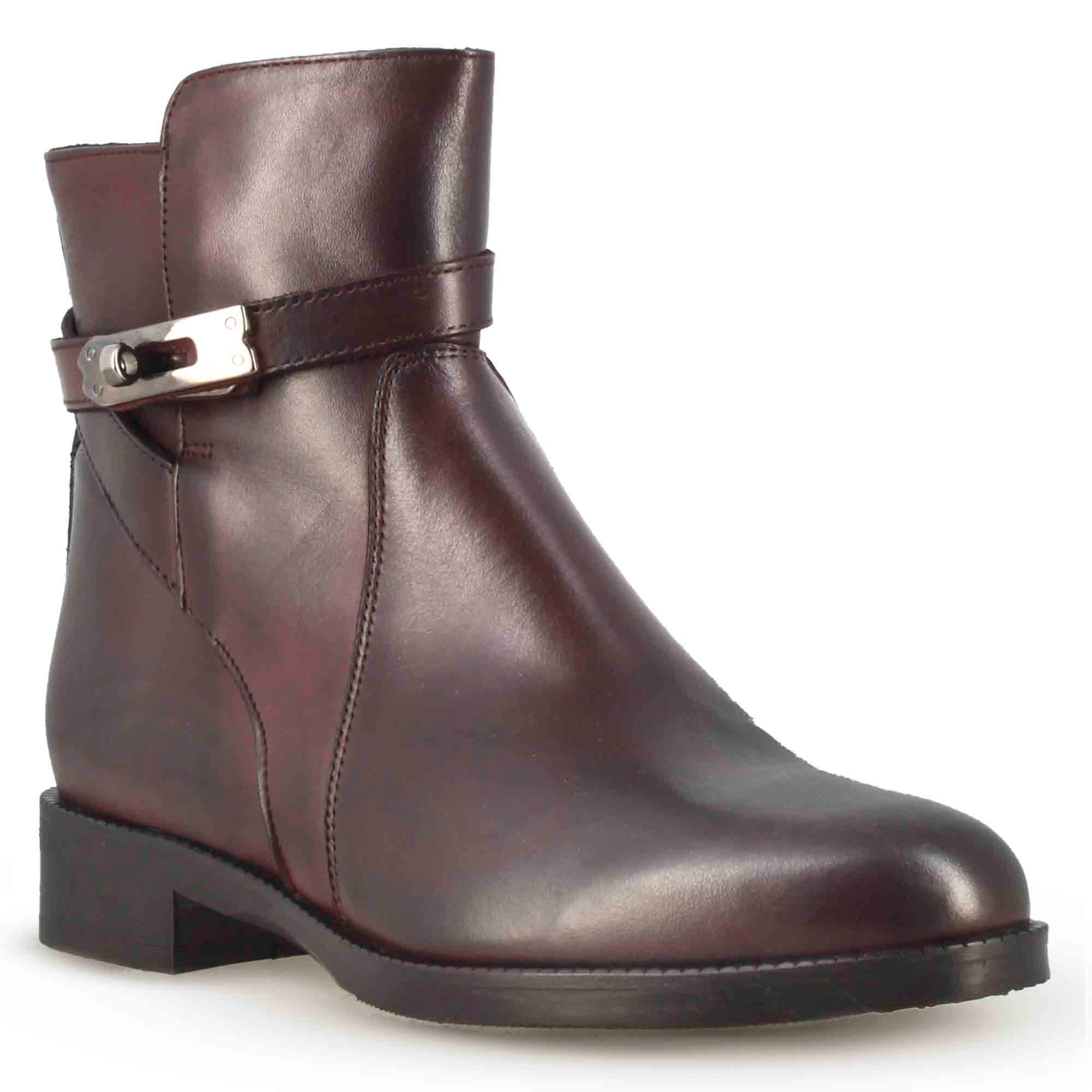 Stivaletto da donna in pelle colore bordeaux con fibbia decorativa alla caviglia