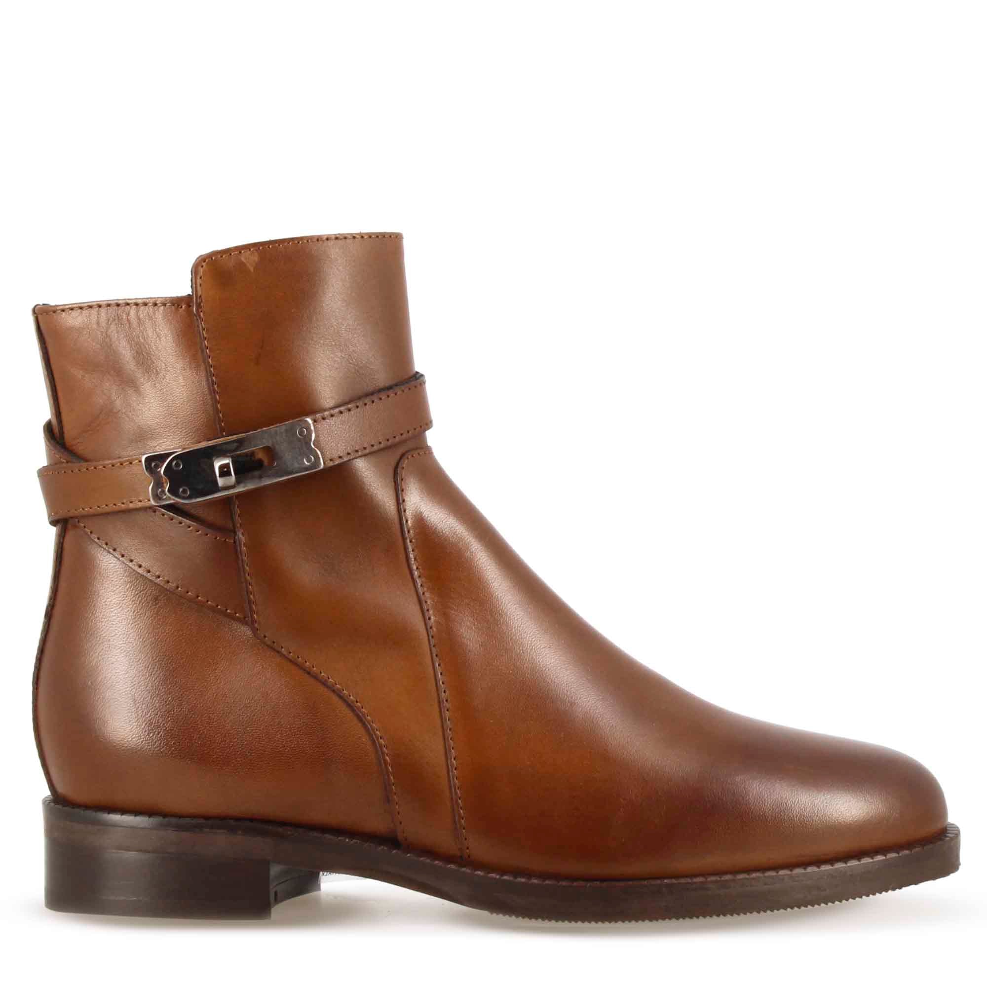 Stivaletto da donna in pelle colore marrone con fibbia decorativa alla caviglia