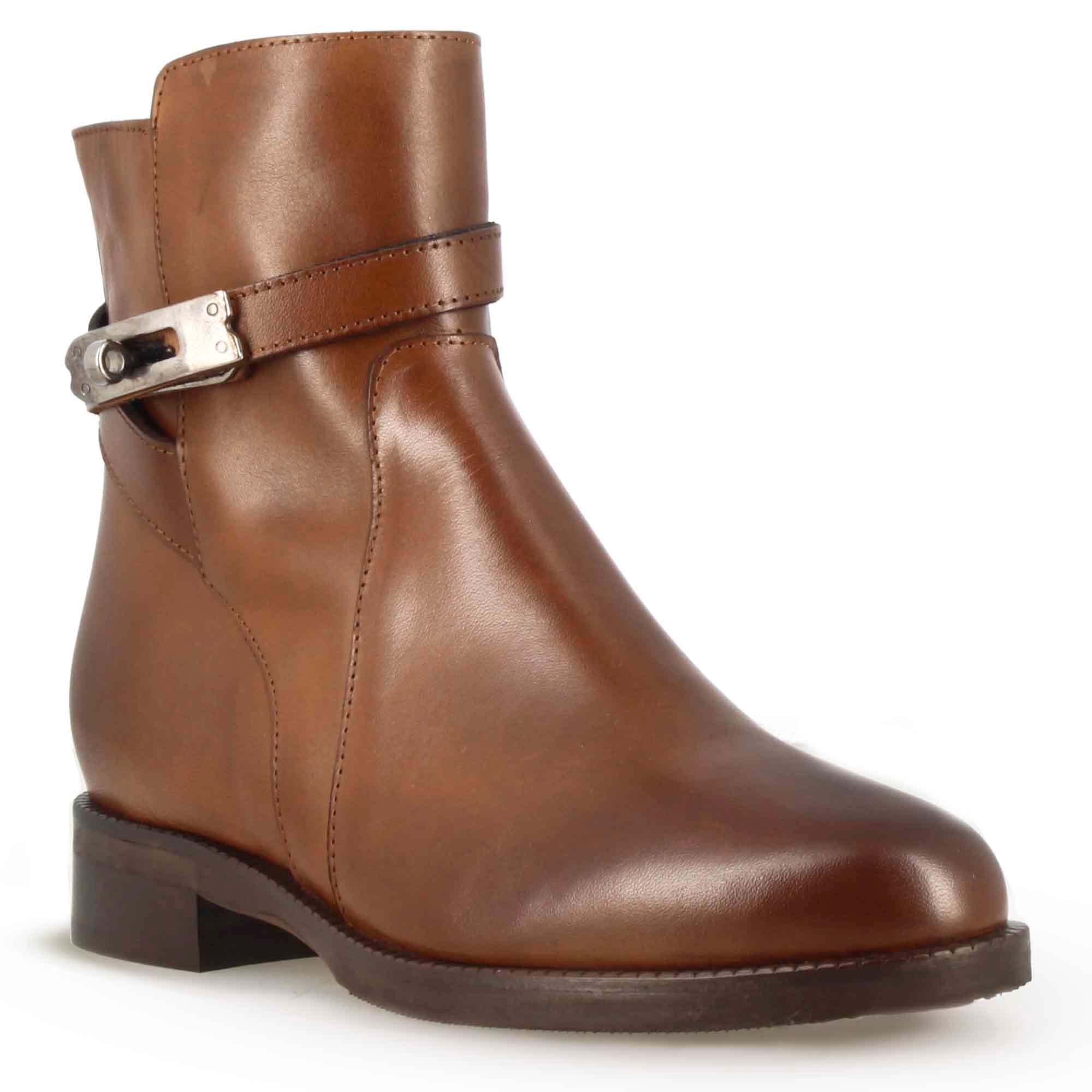 Stivaletto da donna in pelle colore marrone con fibbia decorativa alla caviglia