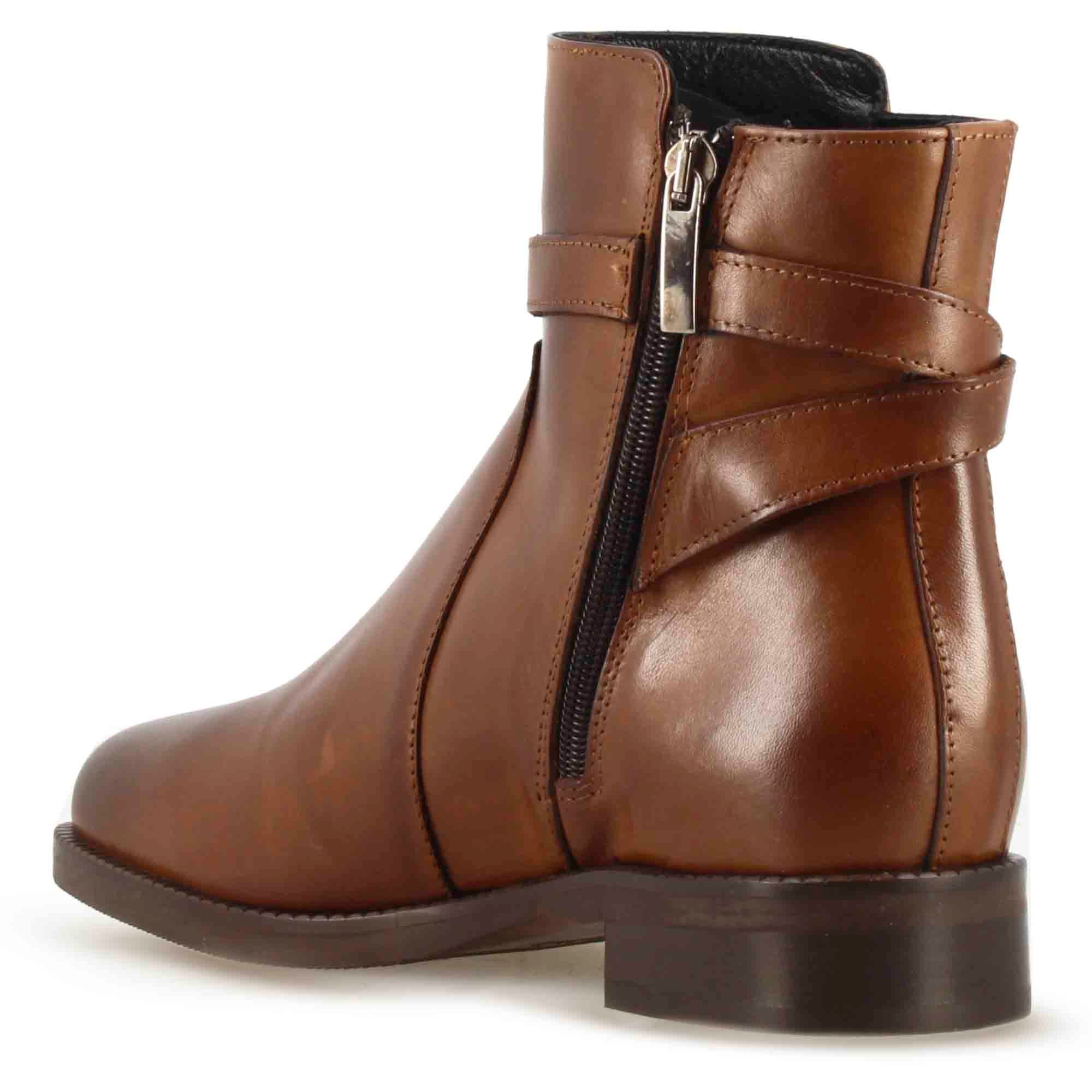 Stivaletto da donna in pelle colore marrone con fibbia decorativa alla caviglia