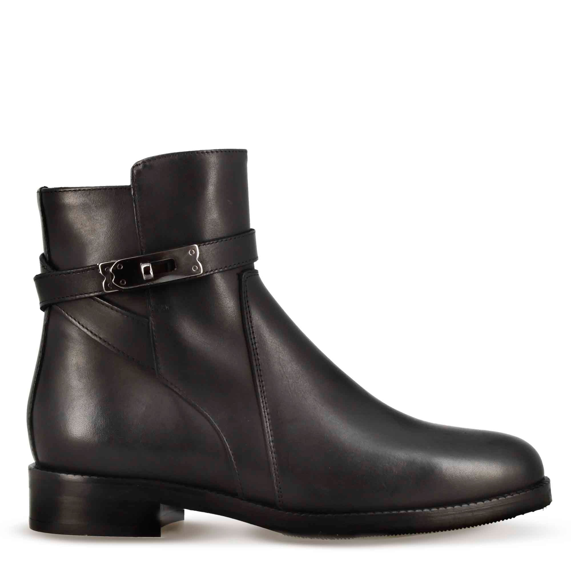 Stivaletto da donna in pelle colore nero con fibbia decorativa alla caviglia