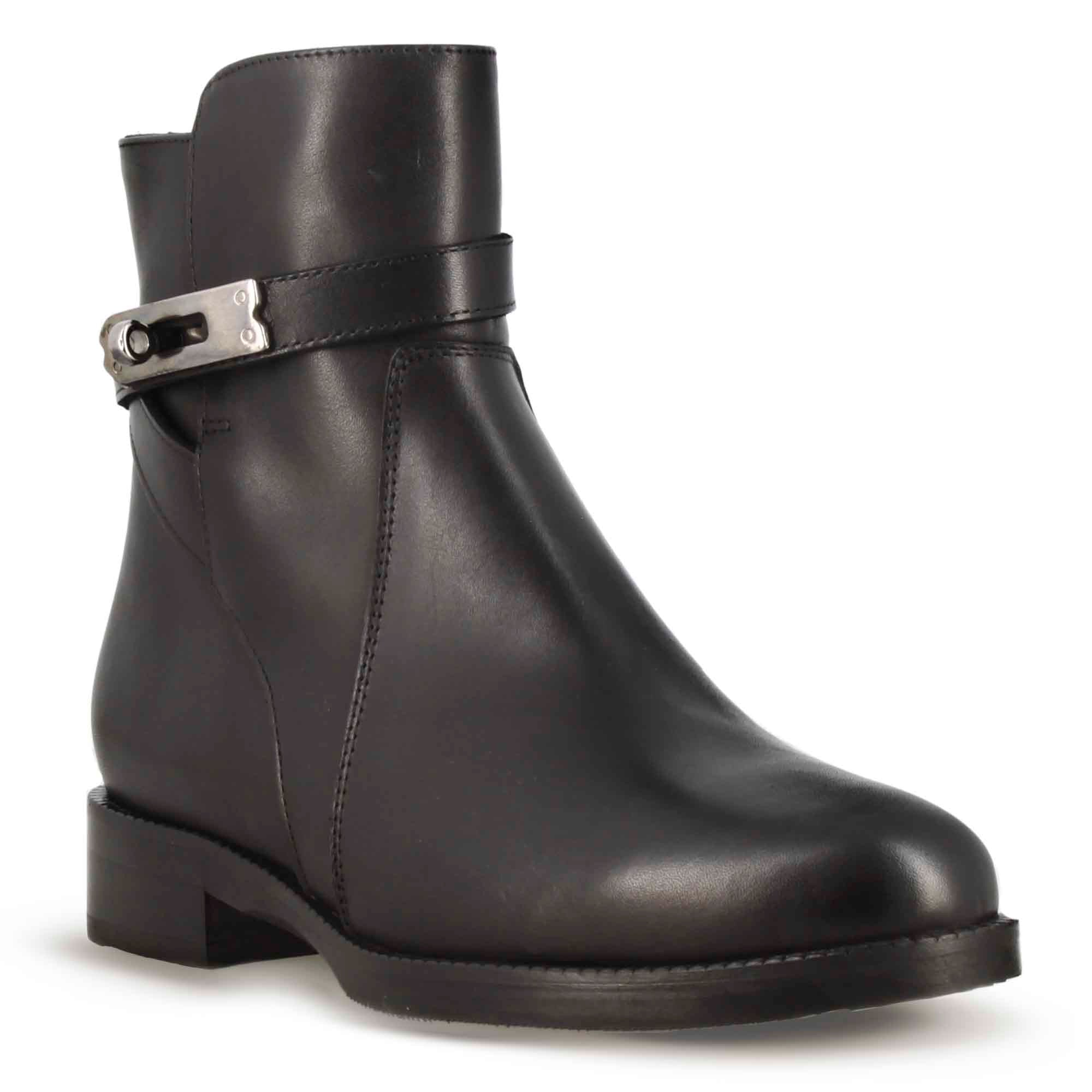 Stivaletto da donna in pelle colore nero con fibbia decorativa alla caviglia
