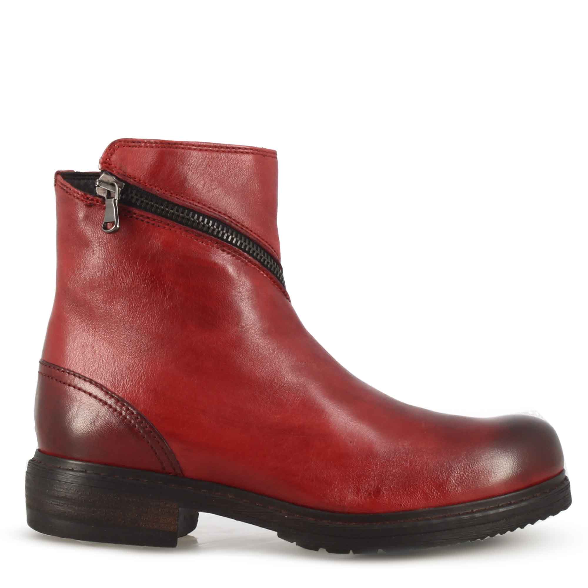 Stivaletto da donna in pelle colore rosso con cerniera asimmetrica