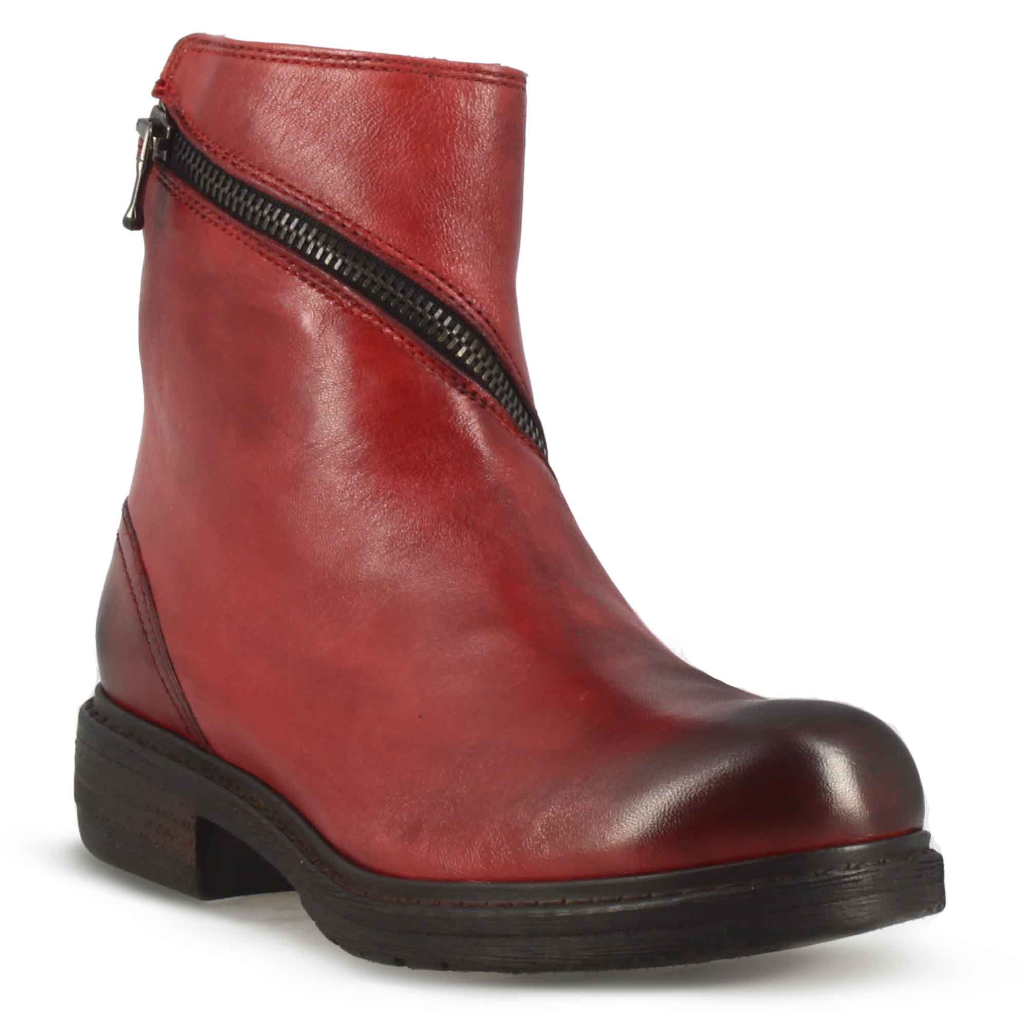 Stivaletto da donna in pelle colore rosso con cerniera asimmetrica