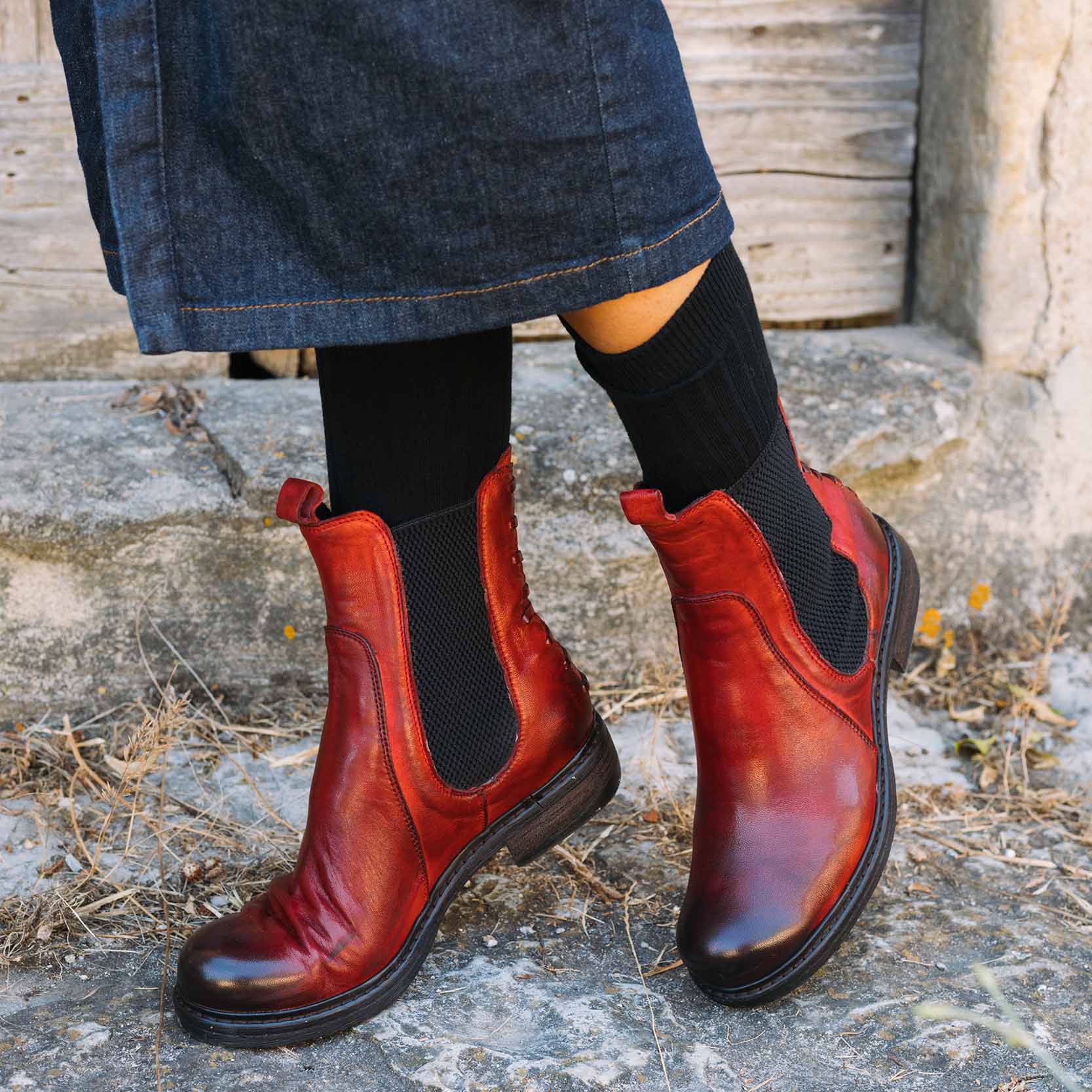 Women's ankle boot in genuine leather with a vintage effect in red