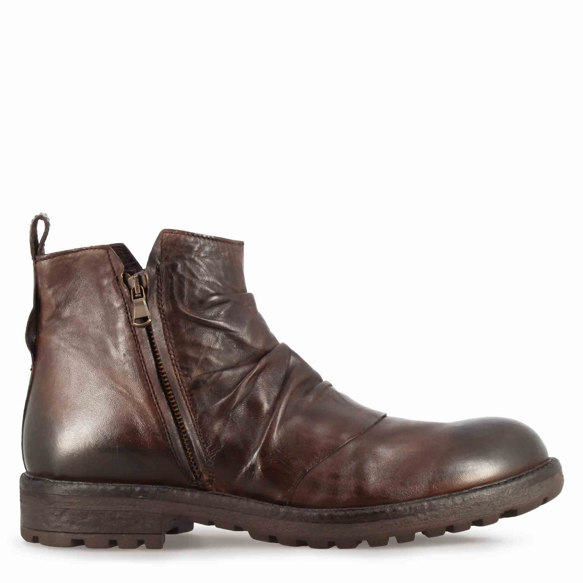 Stivaletto da uomo con arricciatura in pelle colore marrone scuro