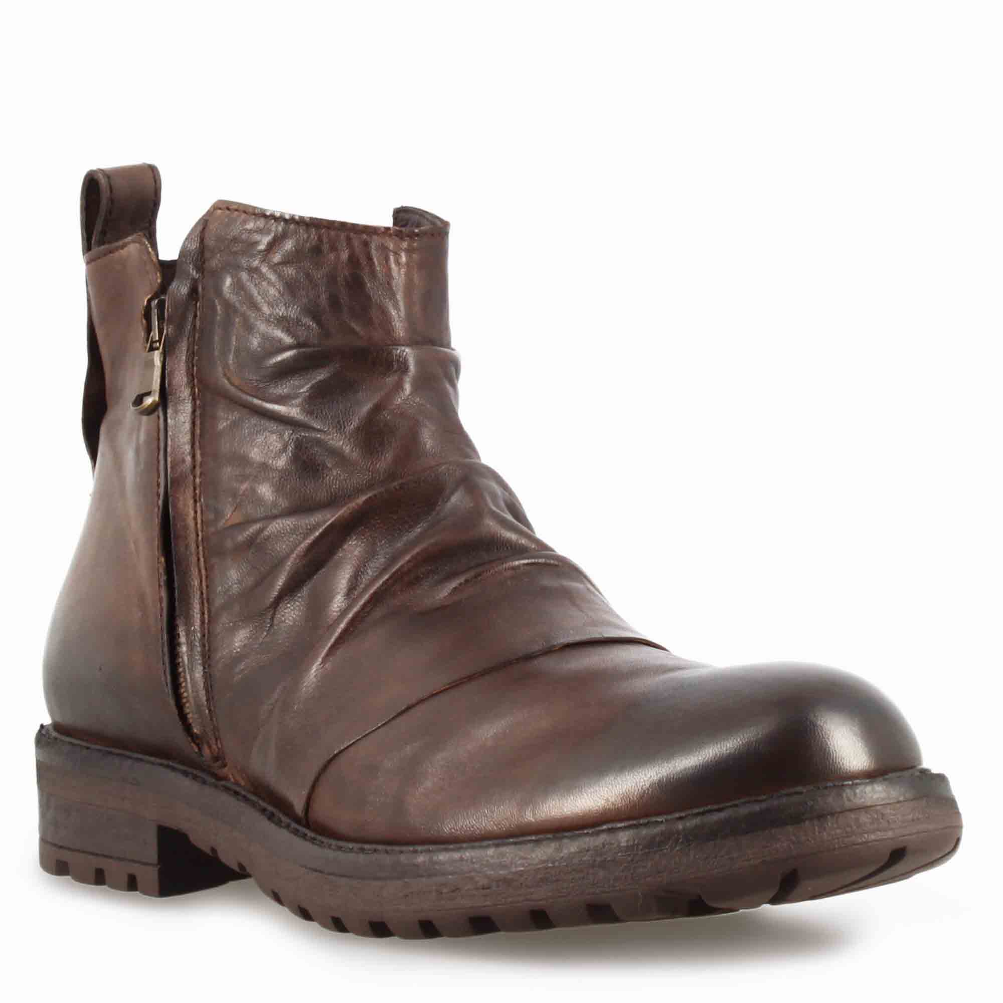 Stivaletto da uomo con arricciatura in pelle colore marrone scuro