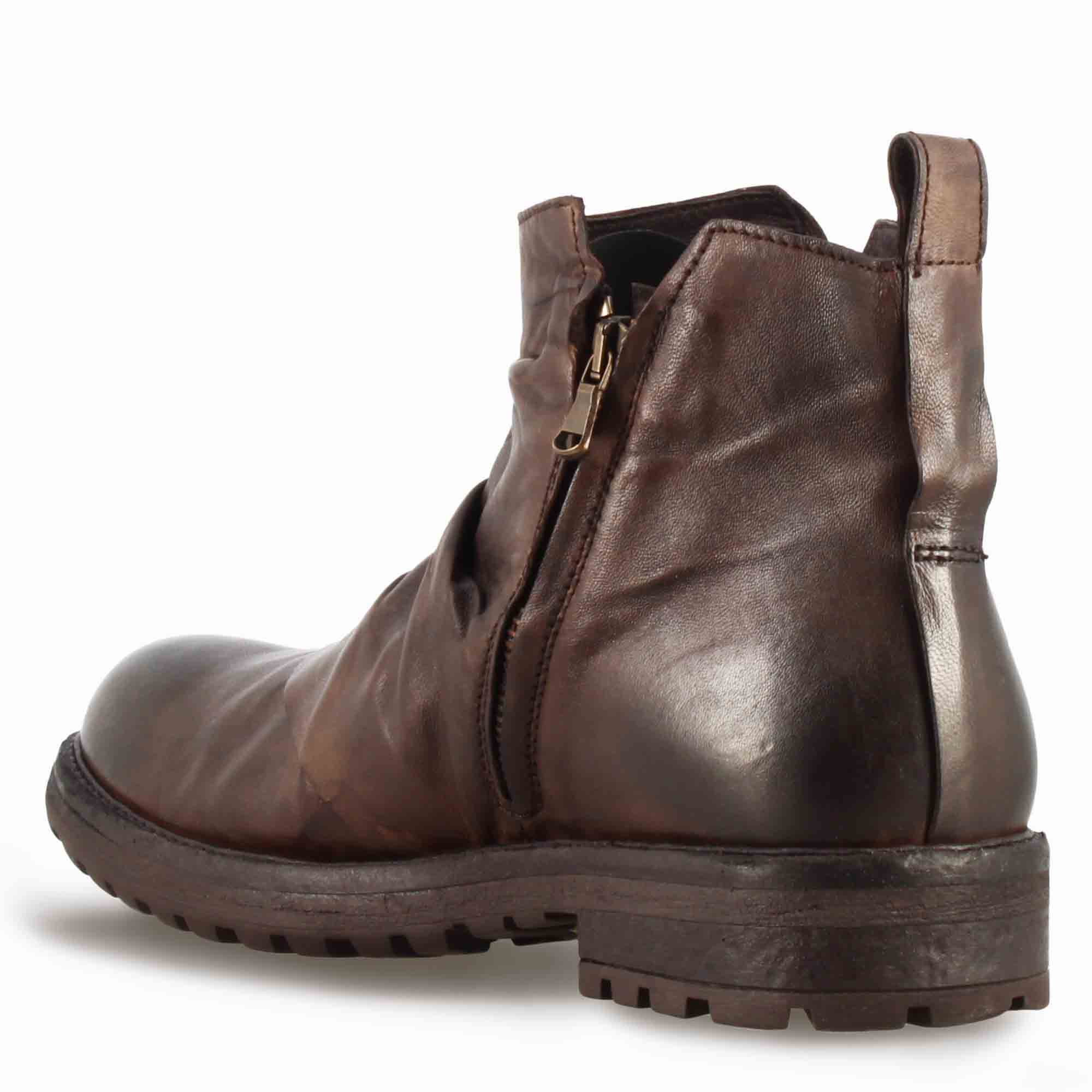 Stivaletto da uomo con arricciatura in pelle colore marrone scuro