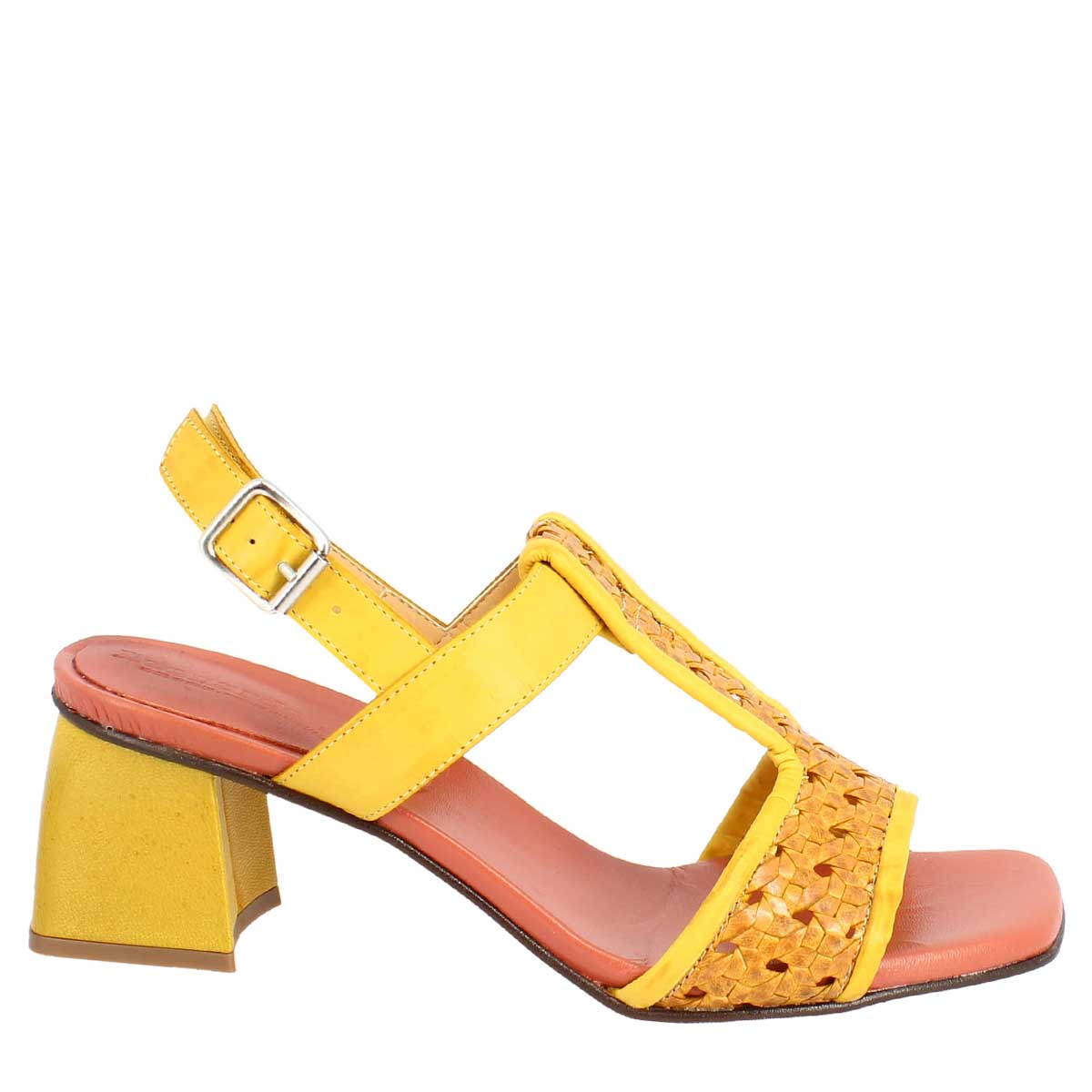 Sandali artigianali da donna slingback in pelle intrecciata color giallo.