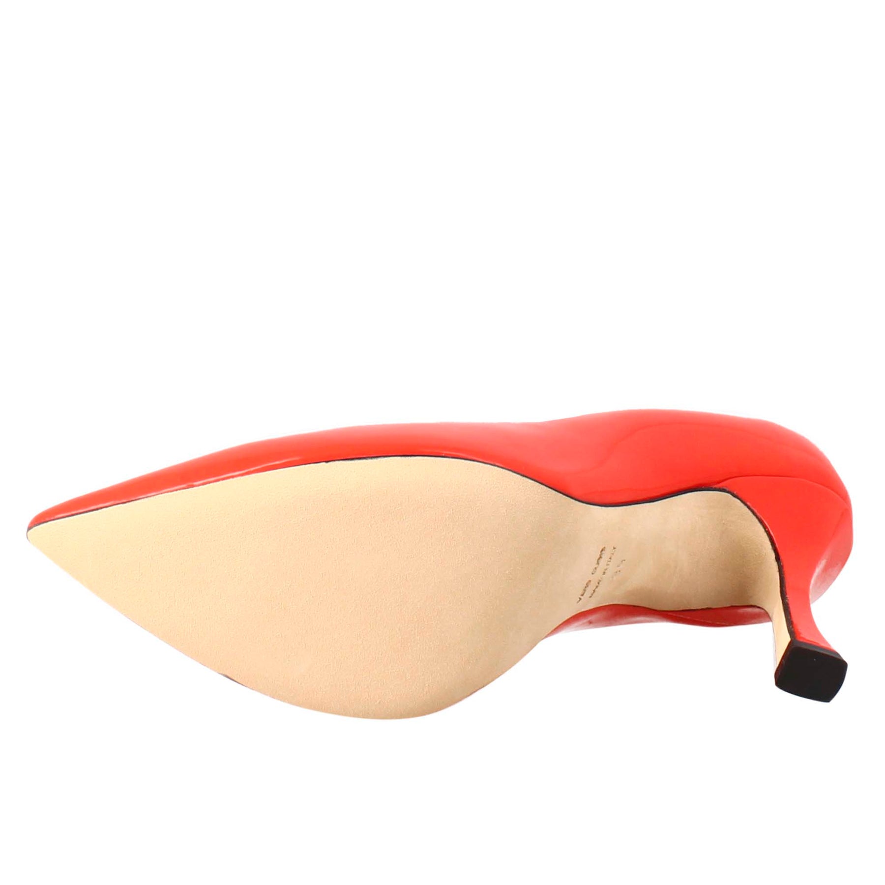 Woman's décolleté in pointed red patent leather
