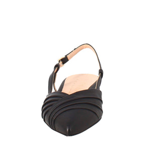 Schwarze Damen-Sandale aus plissiertem Leder mit mittlerem Absatz, geschlossen