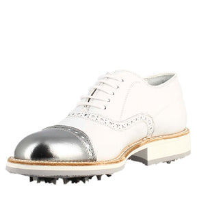 Handgefertigte Damen-Golfschuhe aus weißem Leder mit silbernen Details