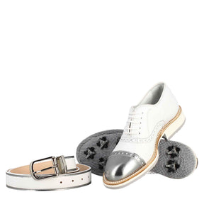 Chaussures de golf pour femmes fabriquées à la main en cuir blanc et détails argentés
