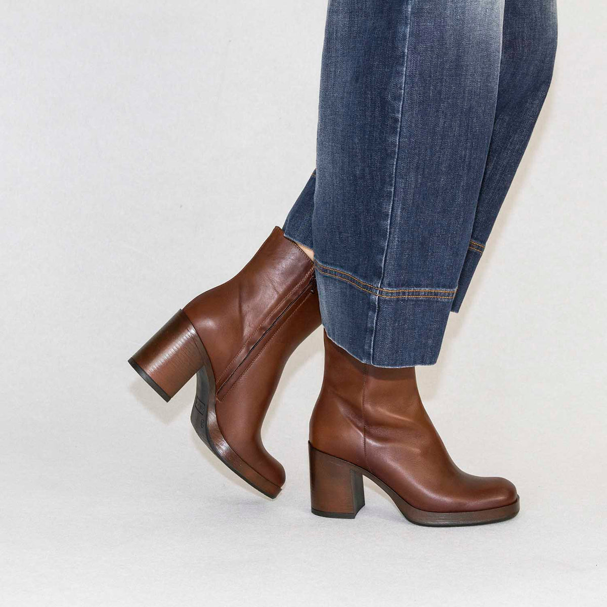 Women's ankle boots in brown leather with square heel 
