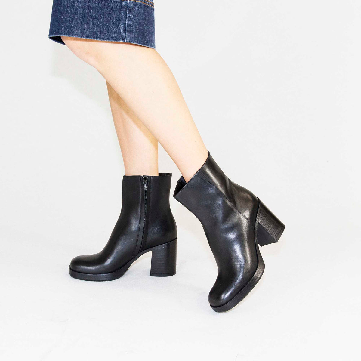 Women's square heel ankle boots in black leather 